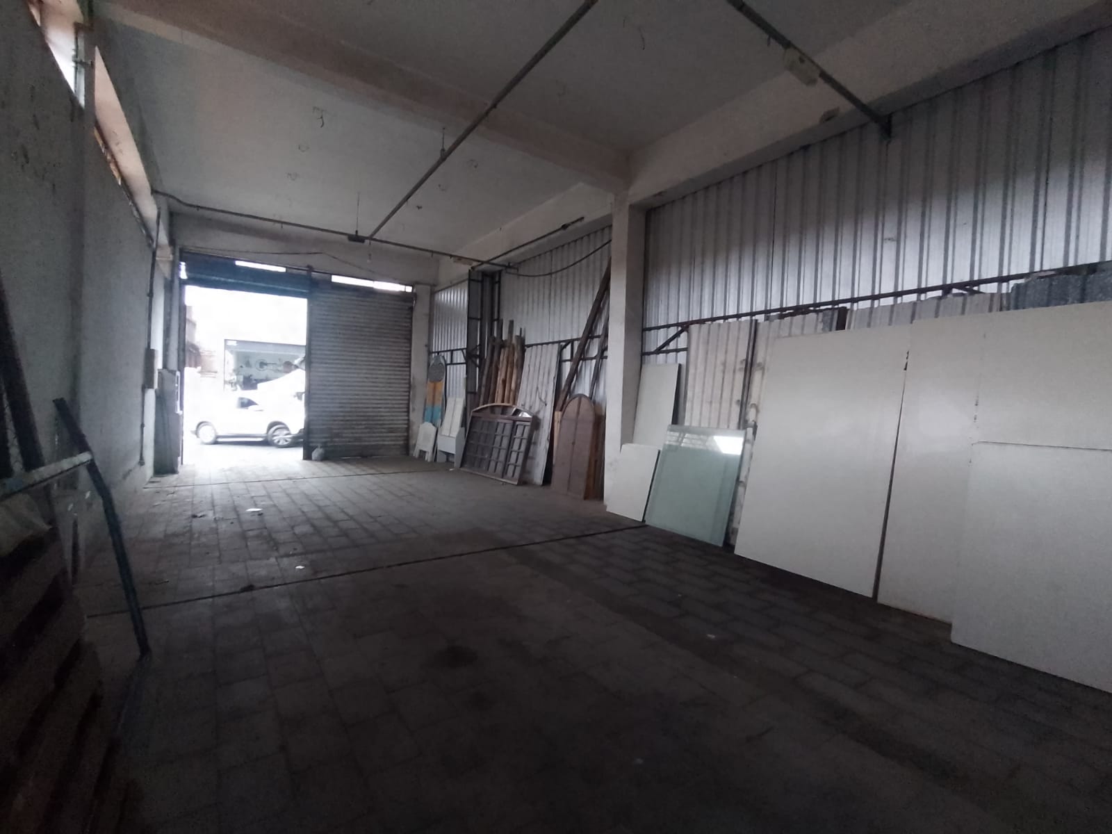 Galpão comercial(400m²)04 banheiros, 07 vagas 