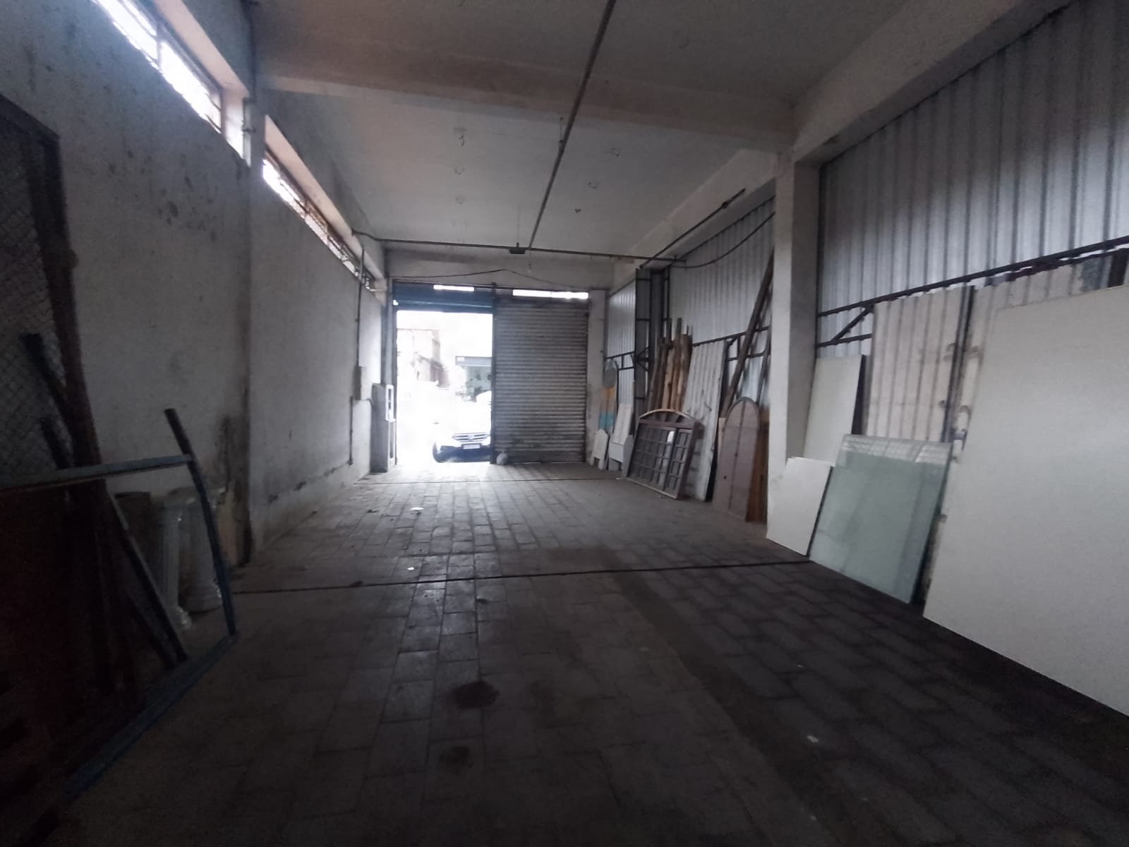 Galpão comercial(400m²)04 banheiros, 07 vagas 