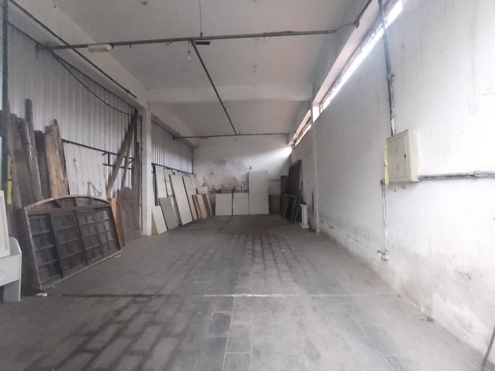 Galpão comercial(400m²)04 banheiros, 07 vagas 