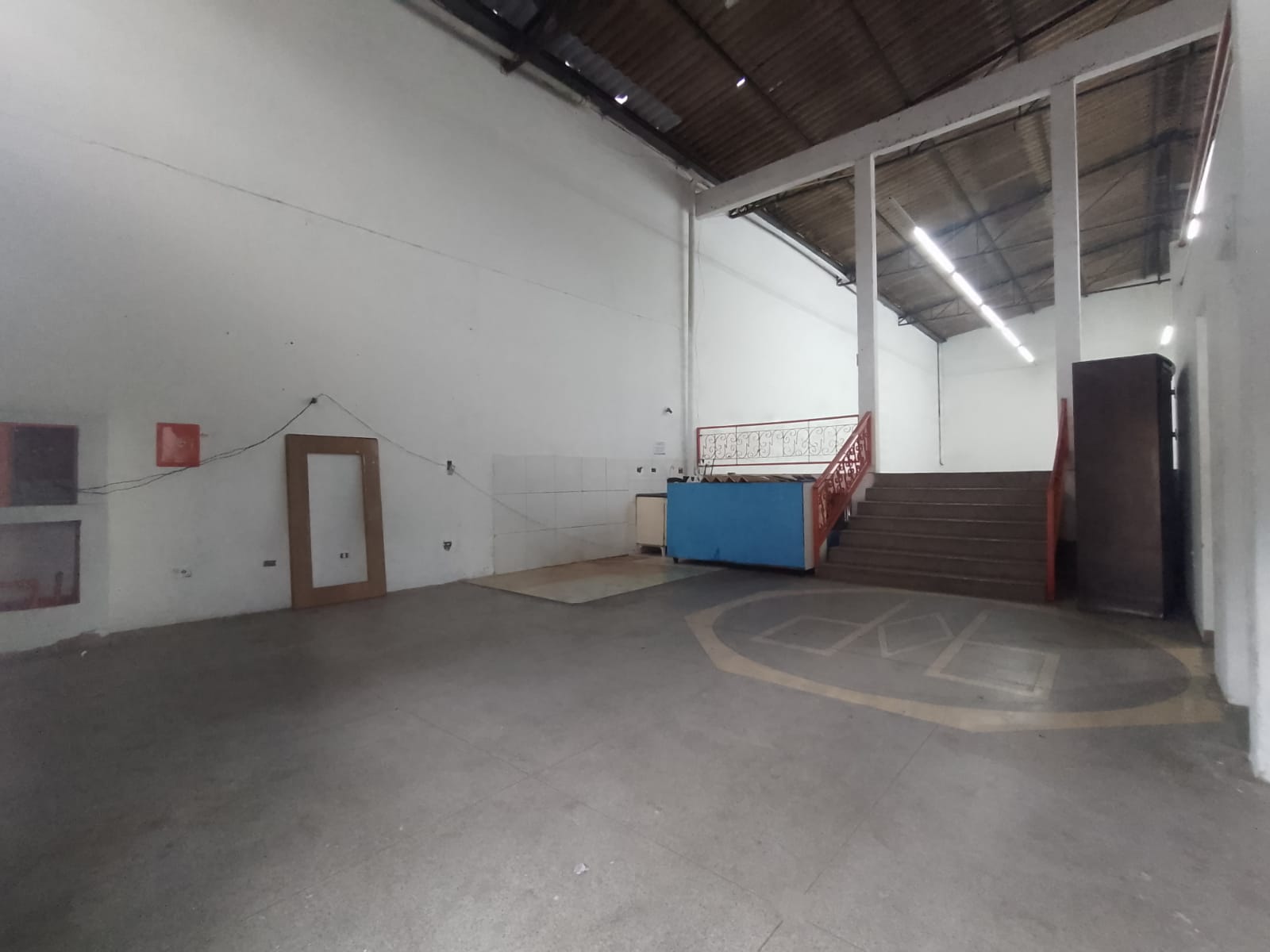 Galpão comercial(400m²)04 banheiros, 07 vagas 