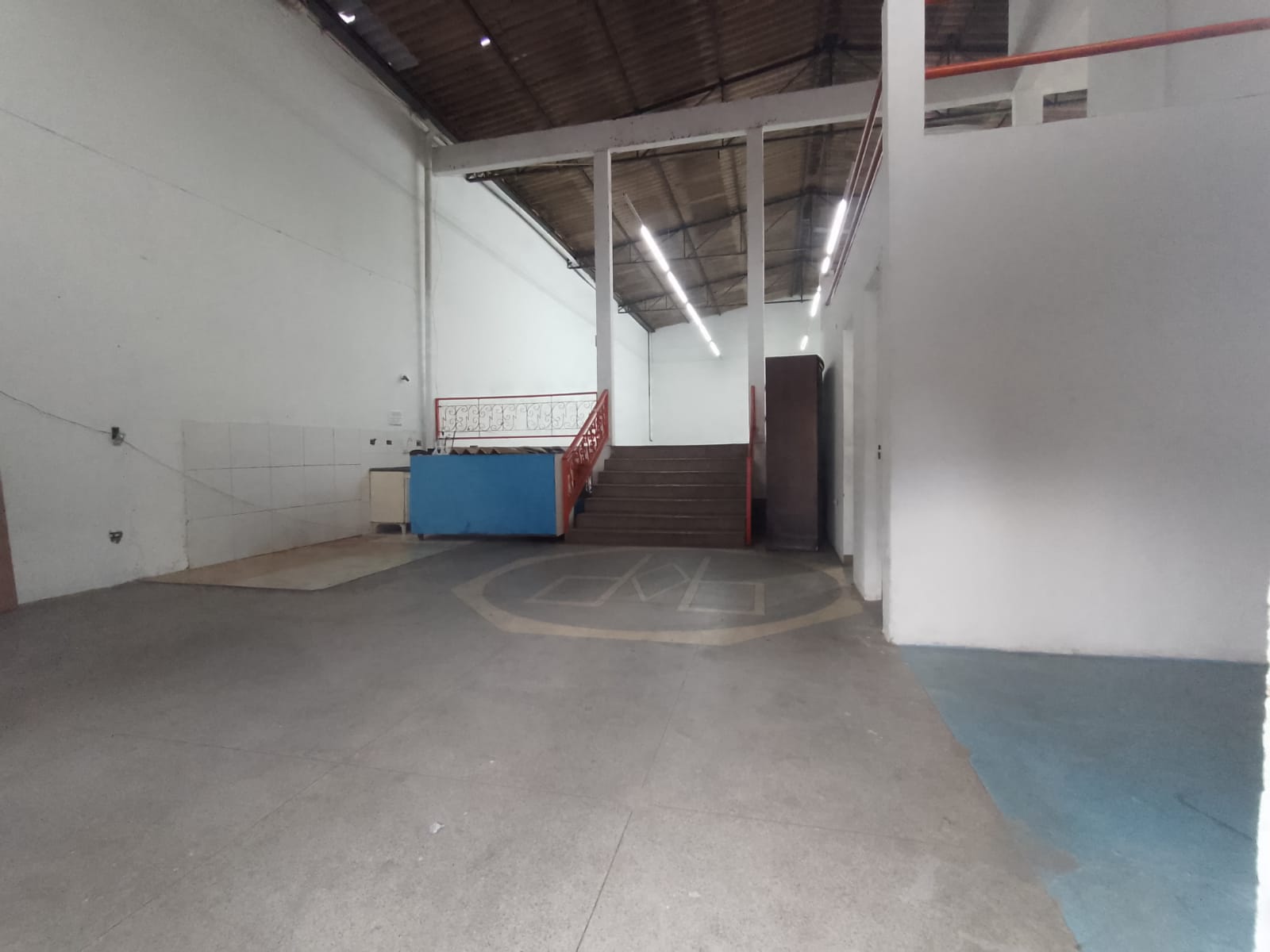 Galpão comercial(400m²)04 banheiros, 07 vagas 