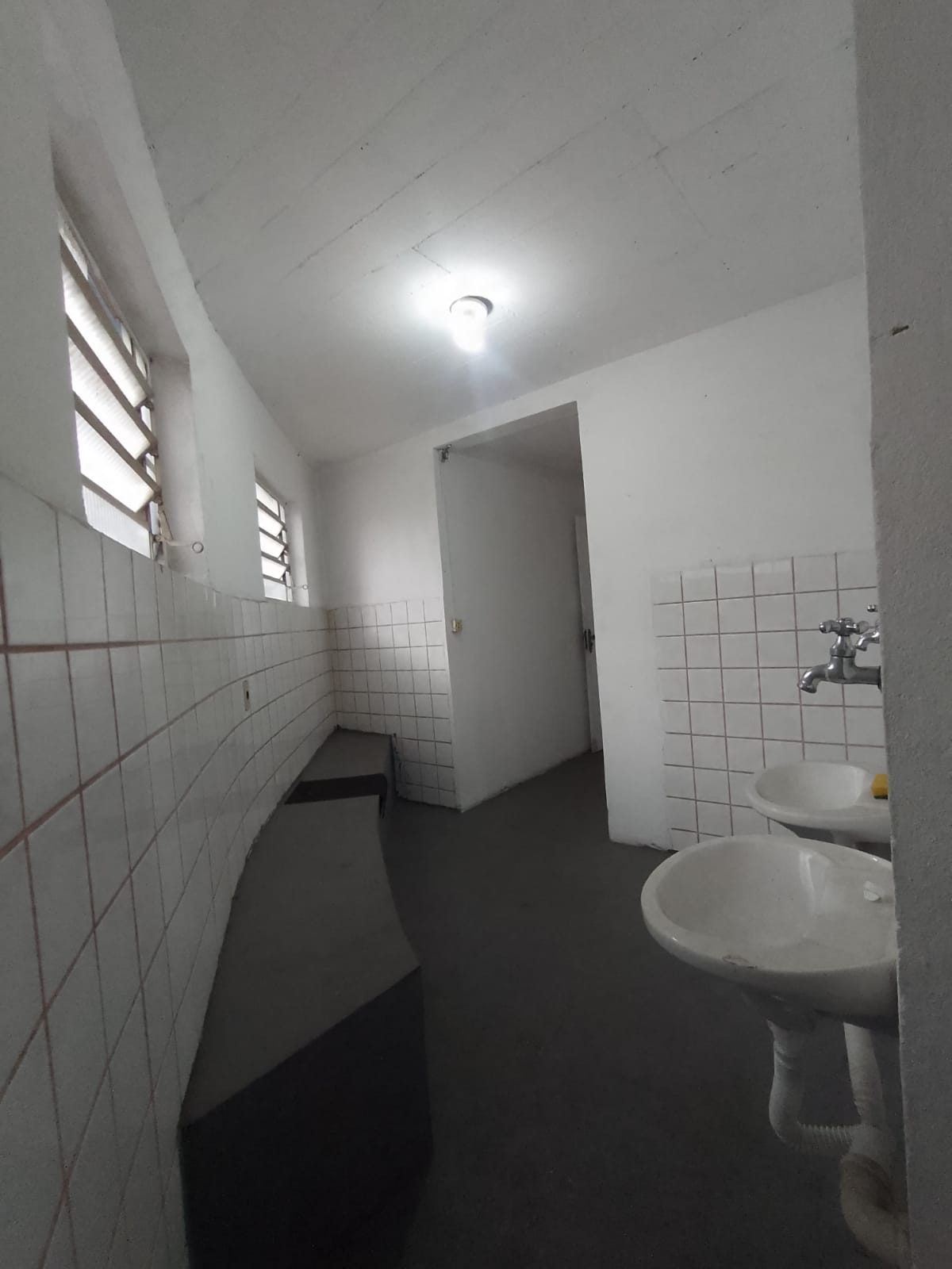 Galpão comercial(400m²)04 banheiros, 07 vagas 