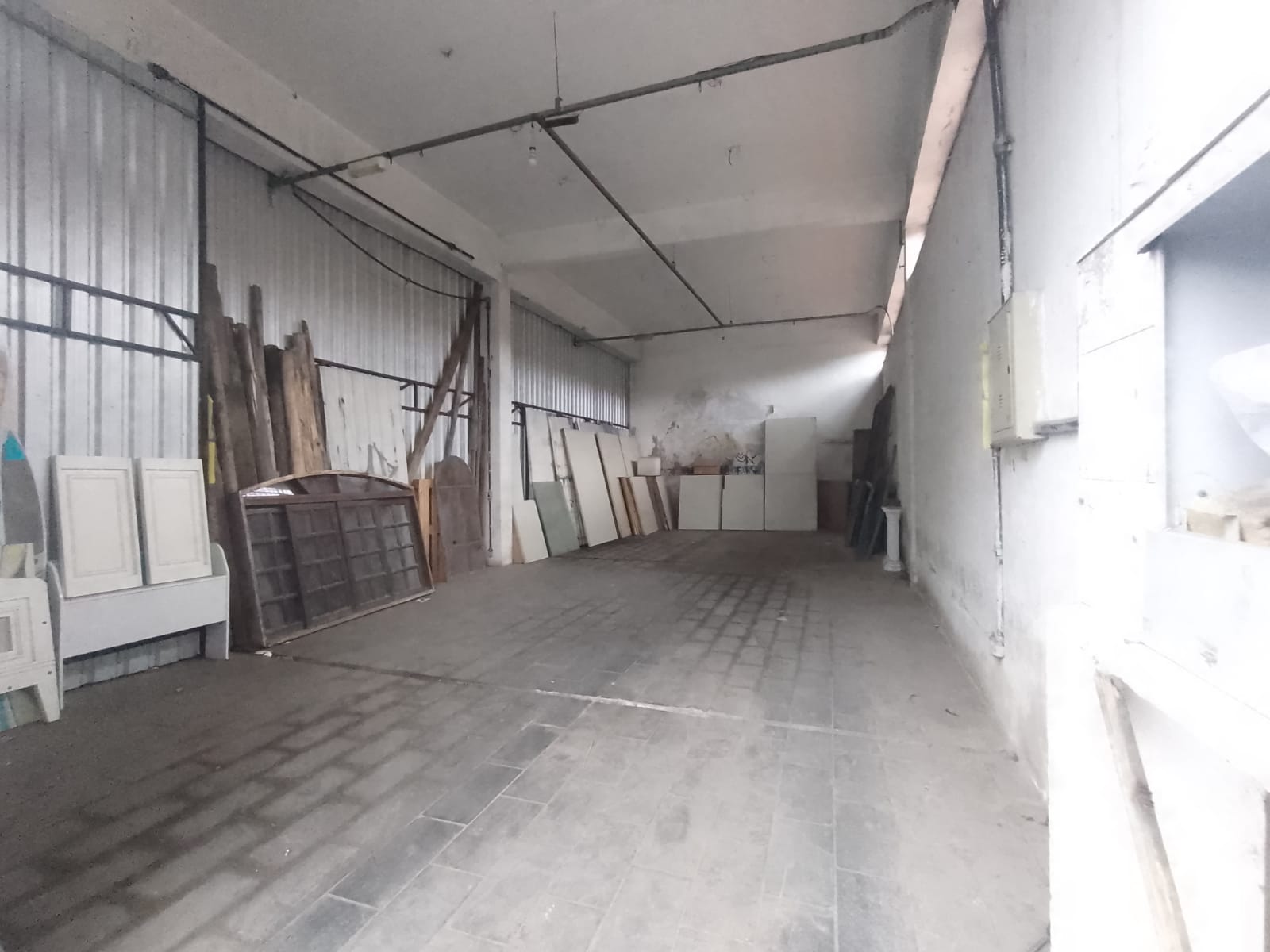 Galpão comercial(400m²)04 banheiros, 07 vagas 