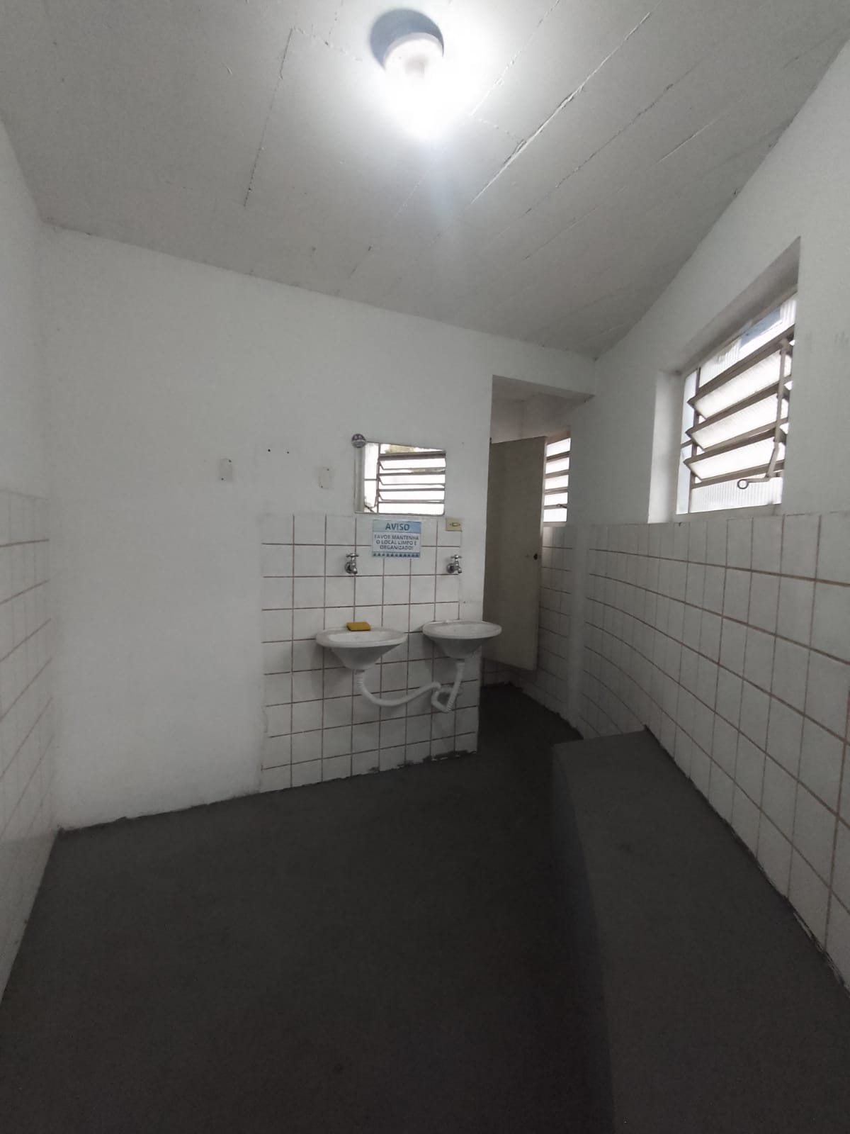 Galpão comercial(400m²)04 banheiros, 07 vagas 