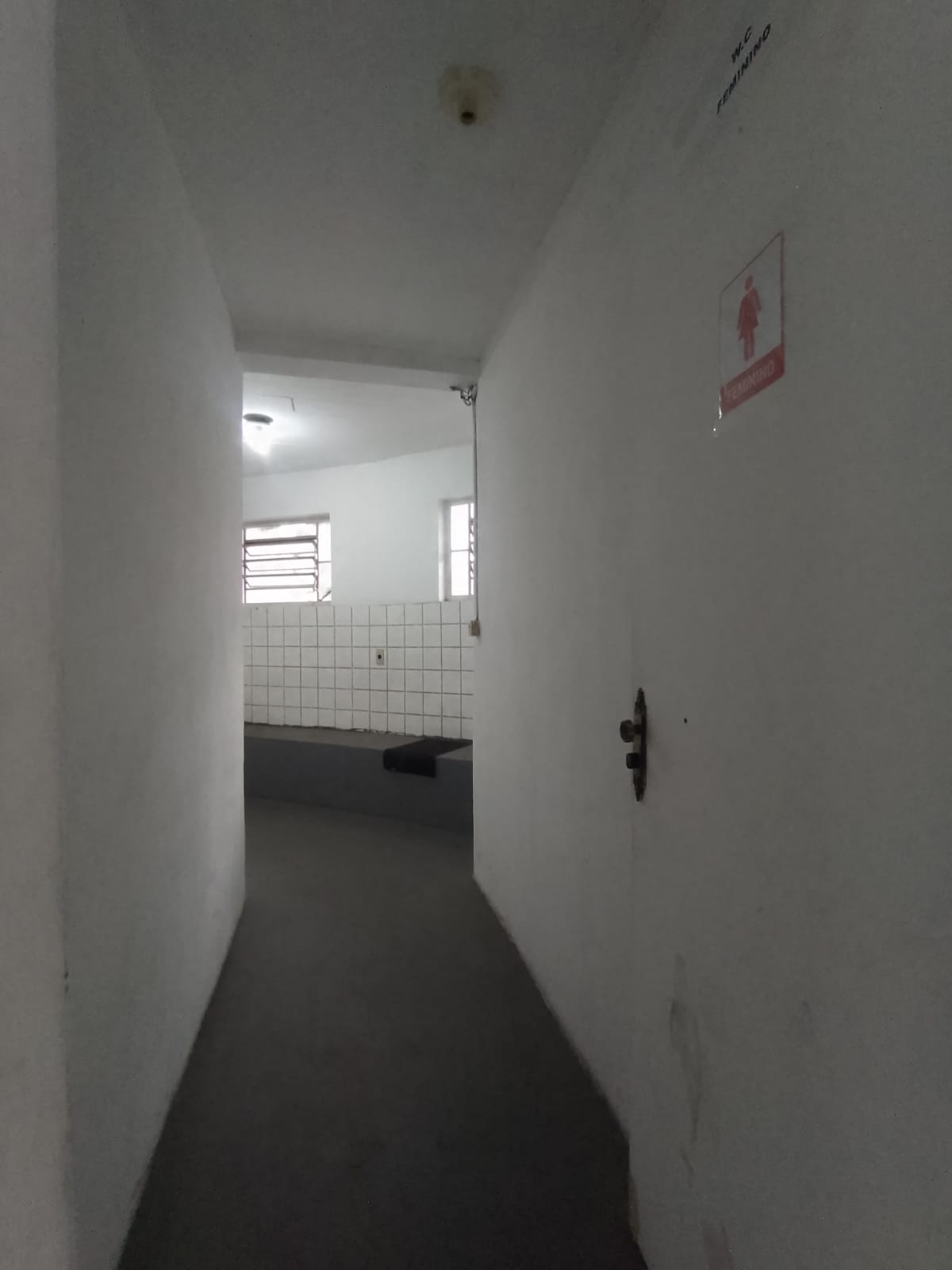 Galpão comercial(400m²)04 banheiros, 07 vagas 