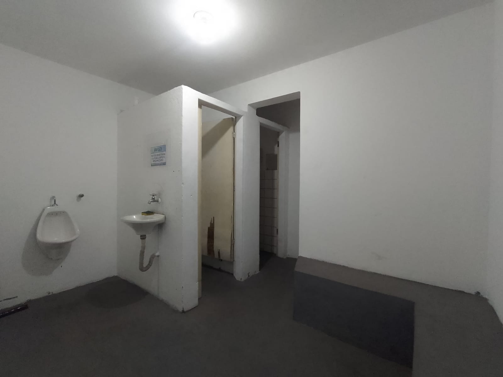 Galpão comercial(400m²)04 banheiros, 07 vagas 