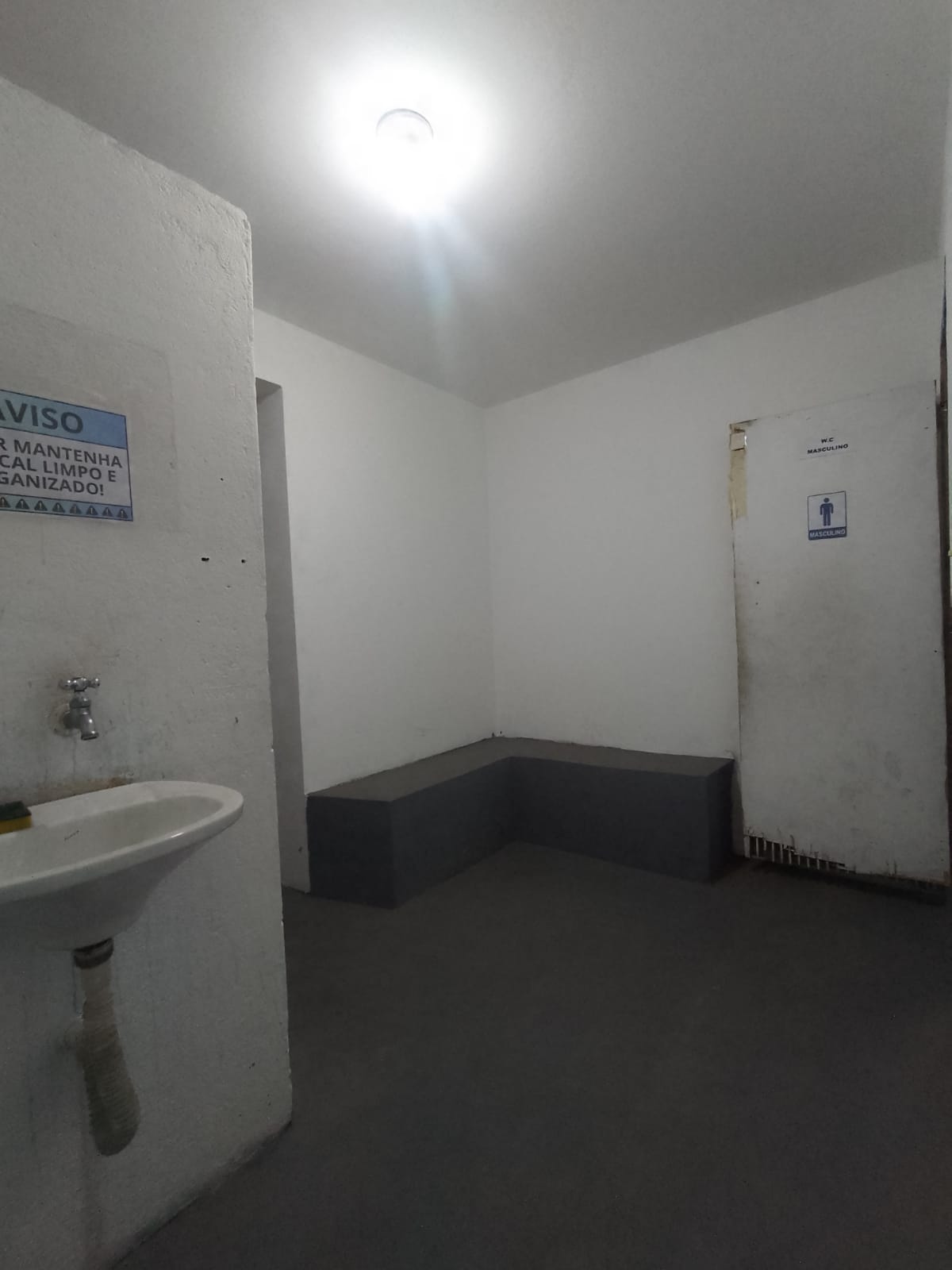 Galpão comercial(400m²)04 banheiros, 07 vagas 