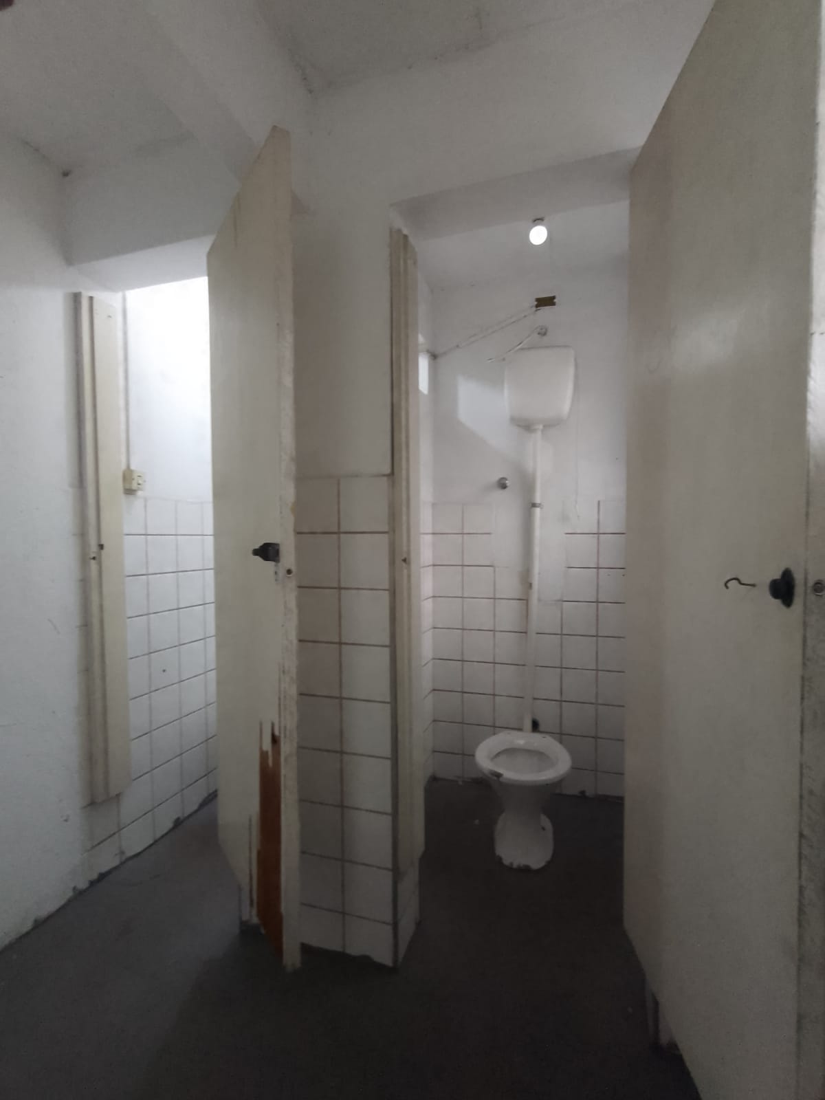 Galpão comercial(400m²)04 banheiros, 07 vagas 