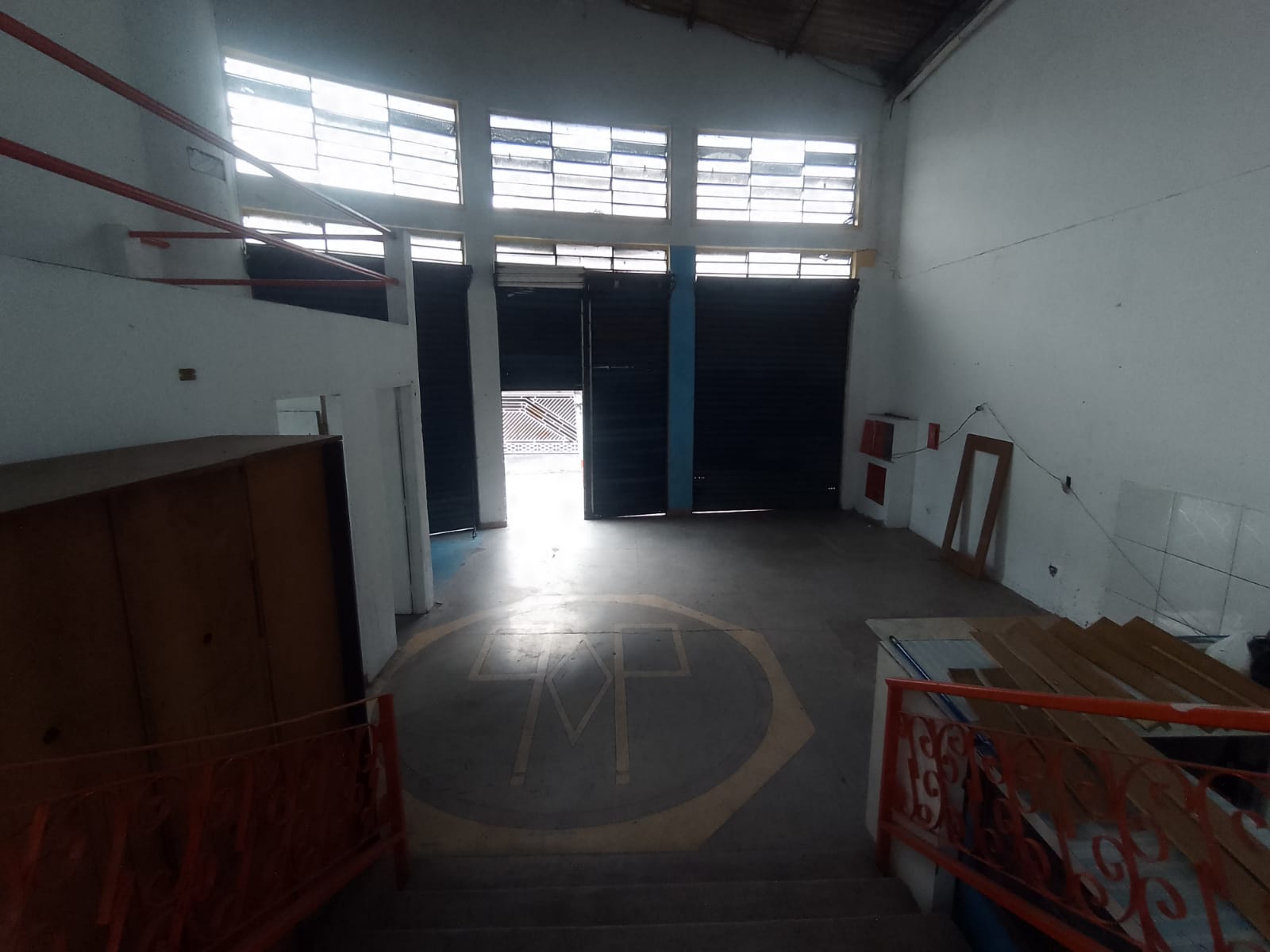 Galpão comercial(400m²)04 banheiros, 07 vagas 