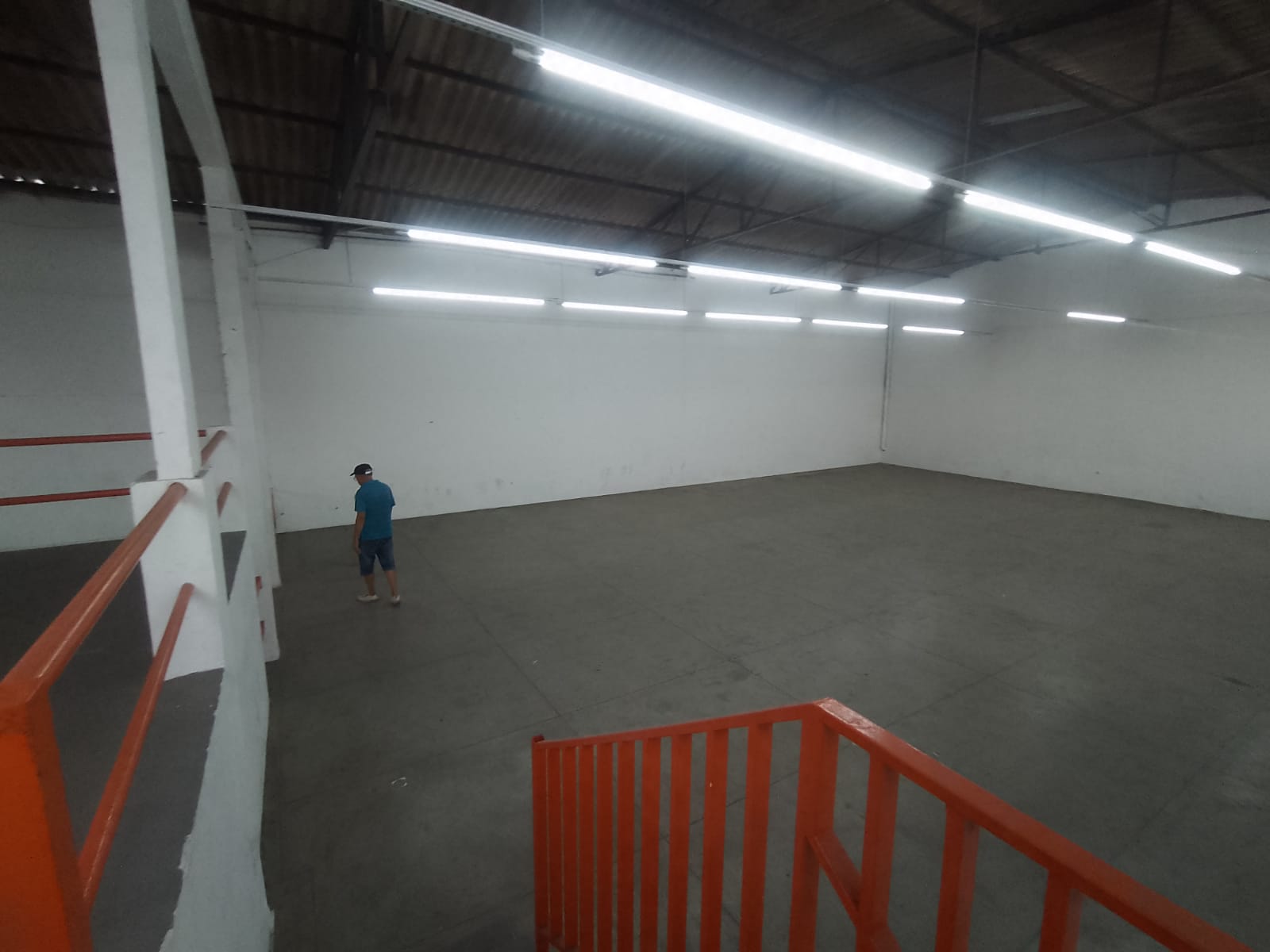 Galpão comercial(400m²)04 banheiros, 07 vagas 