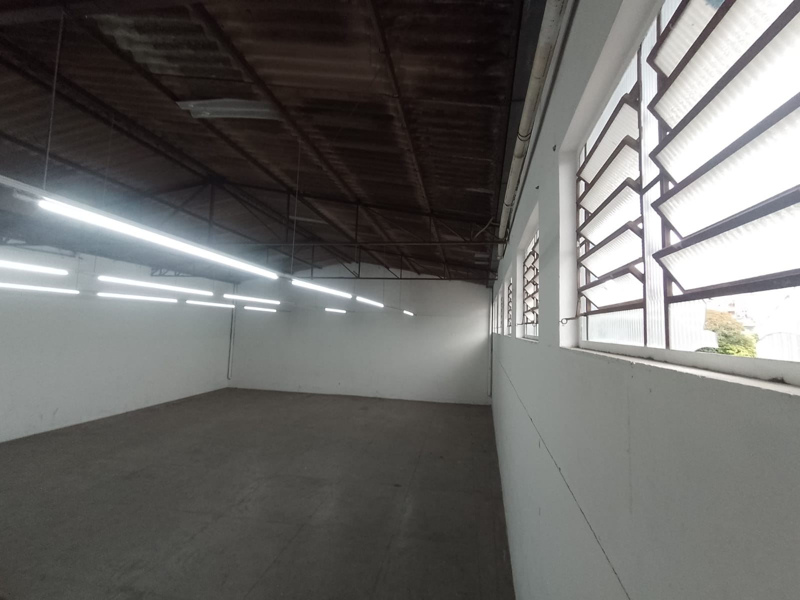 Galpão comercial(400m²)04 banheiros, 07 vagas 