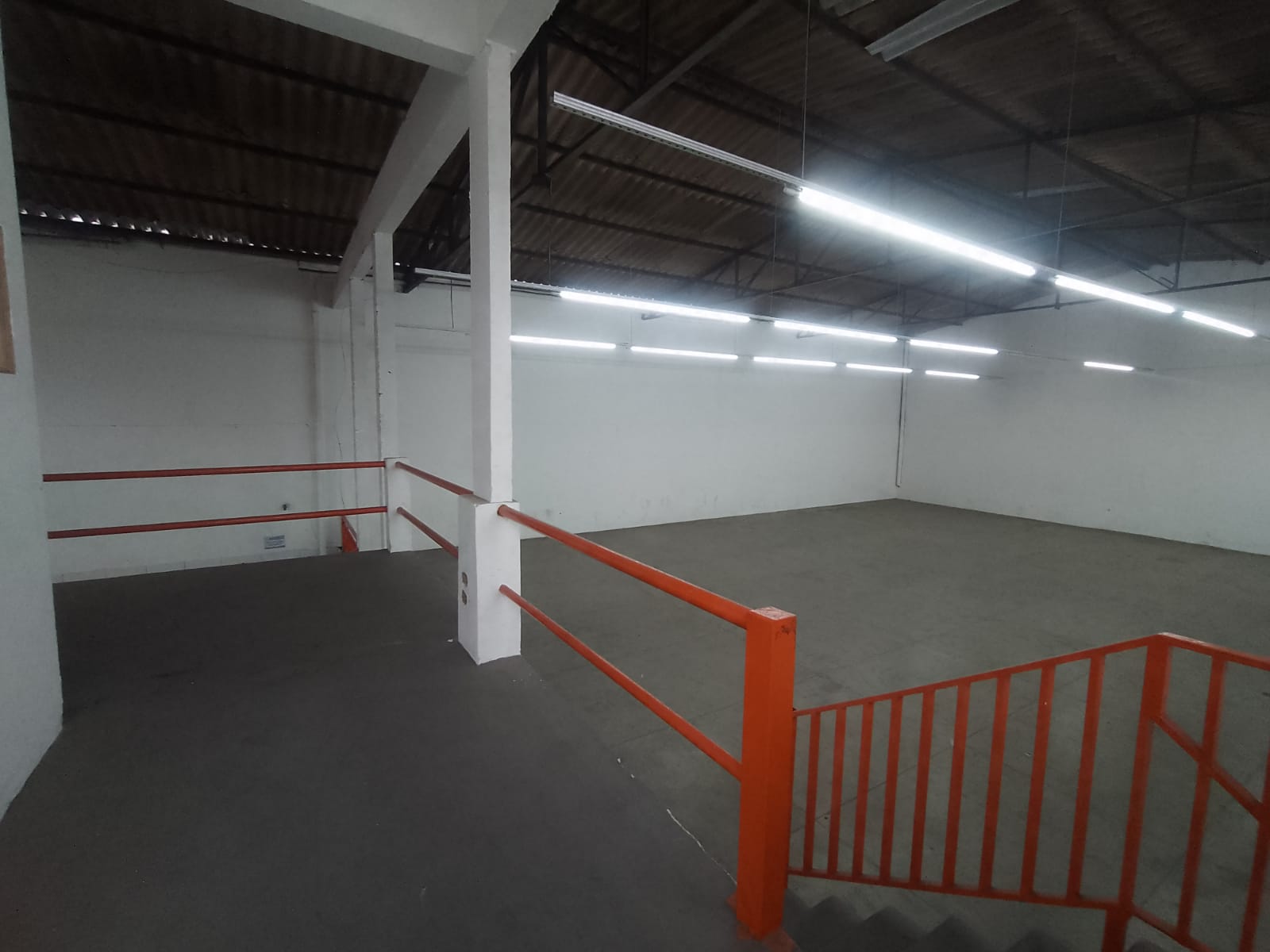 Galpão comercial(400m²)04 banheiros, 07 vagas 