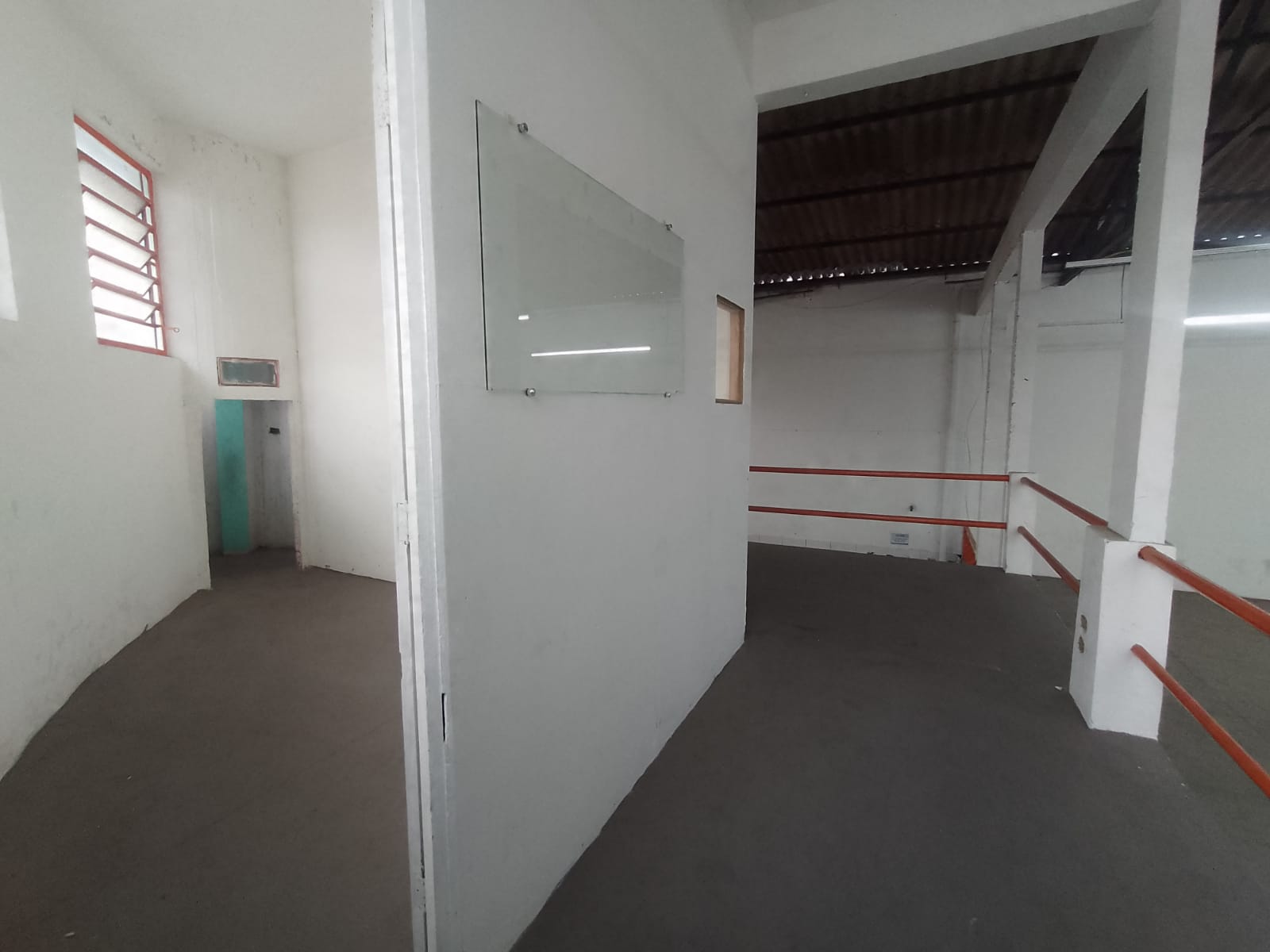 Galpão comercial(400m²)04 banheiros, 07 vagas 