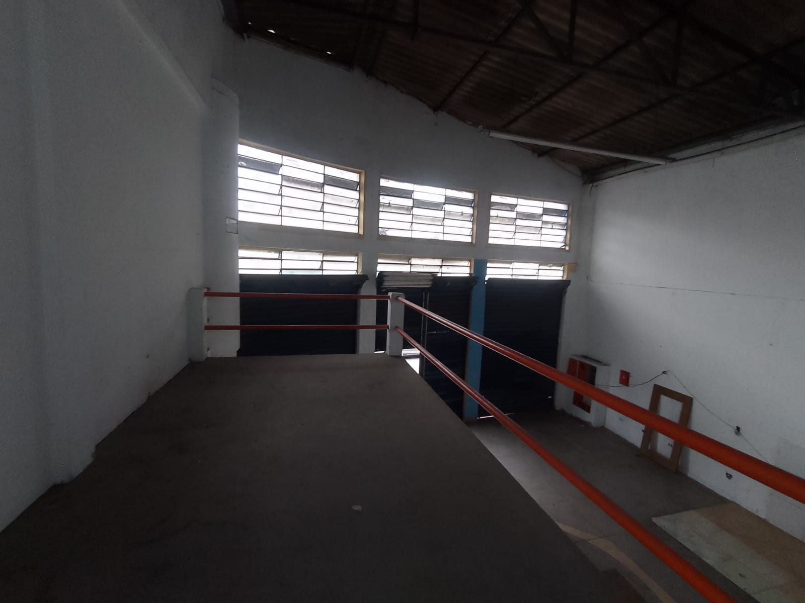 Galpão comercial(400m²)04 banheiros, 07 vagas 