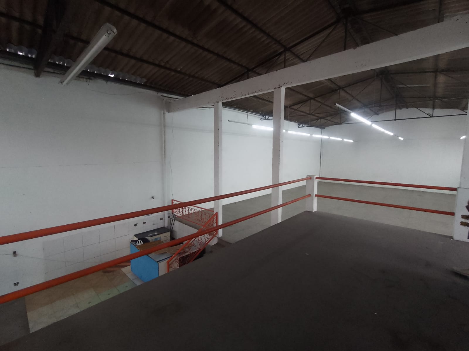 Galpão comercial(400m²)04 banheiros, 07 vagas 