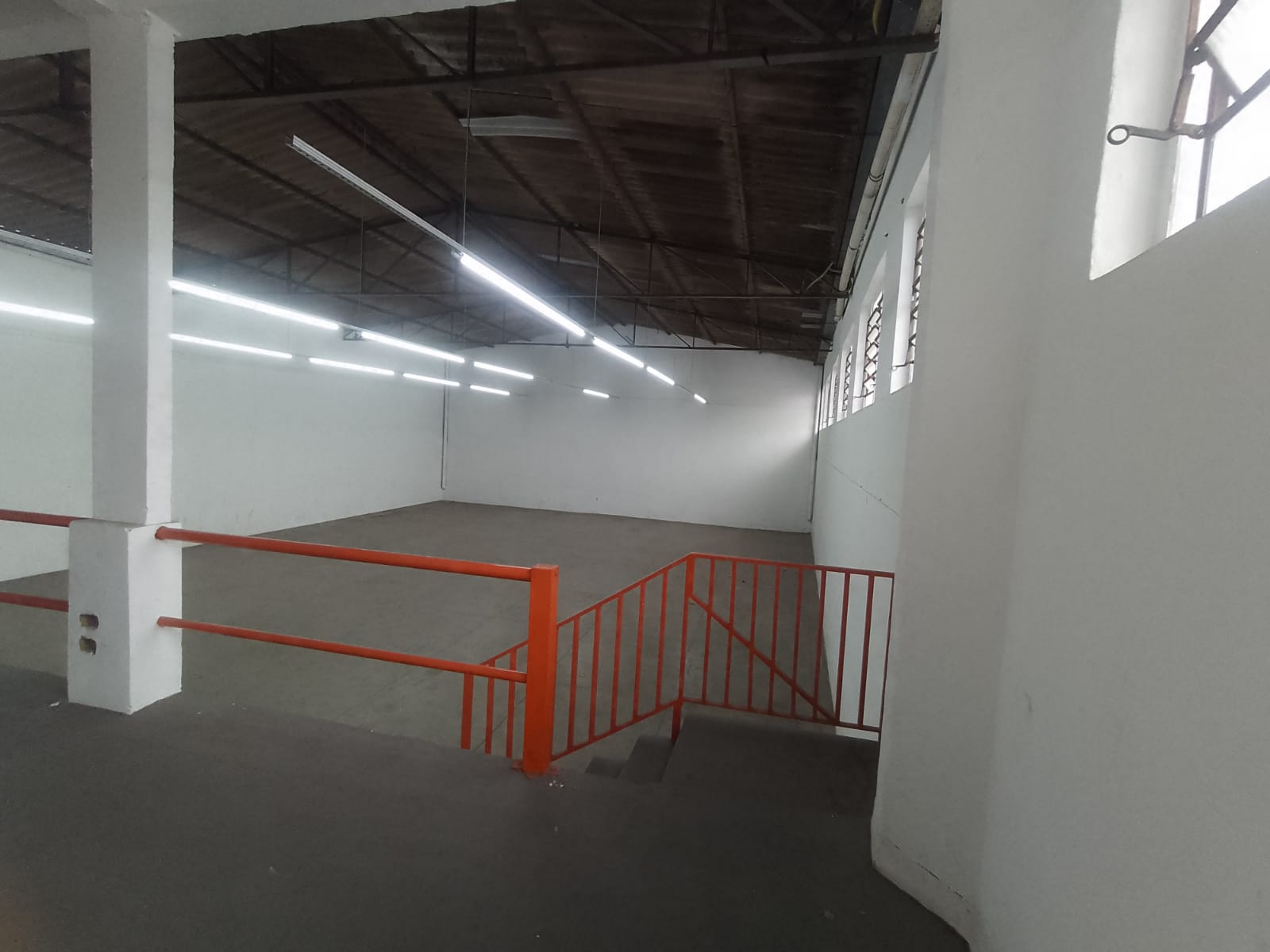 Galpão comercial(400m²)04 banheiros, 07 vagas 