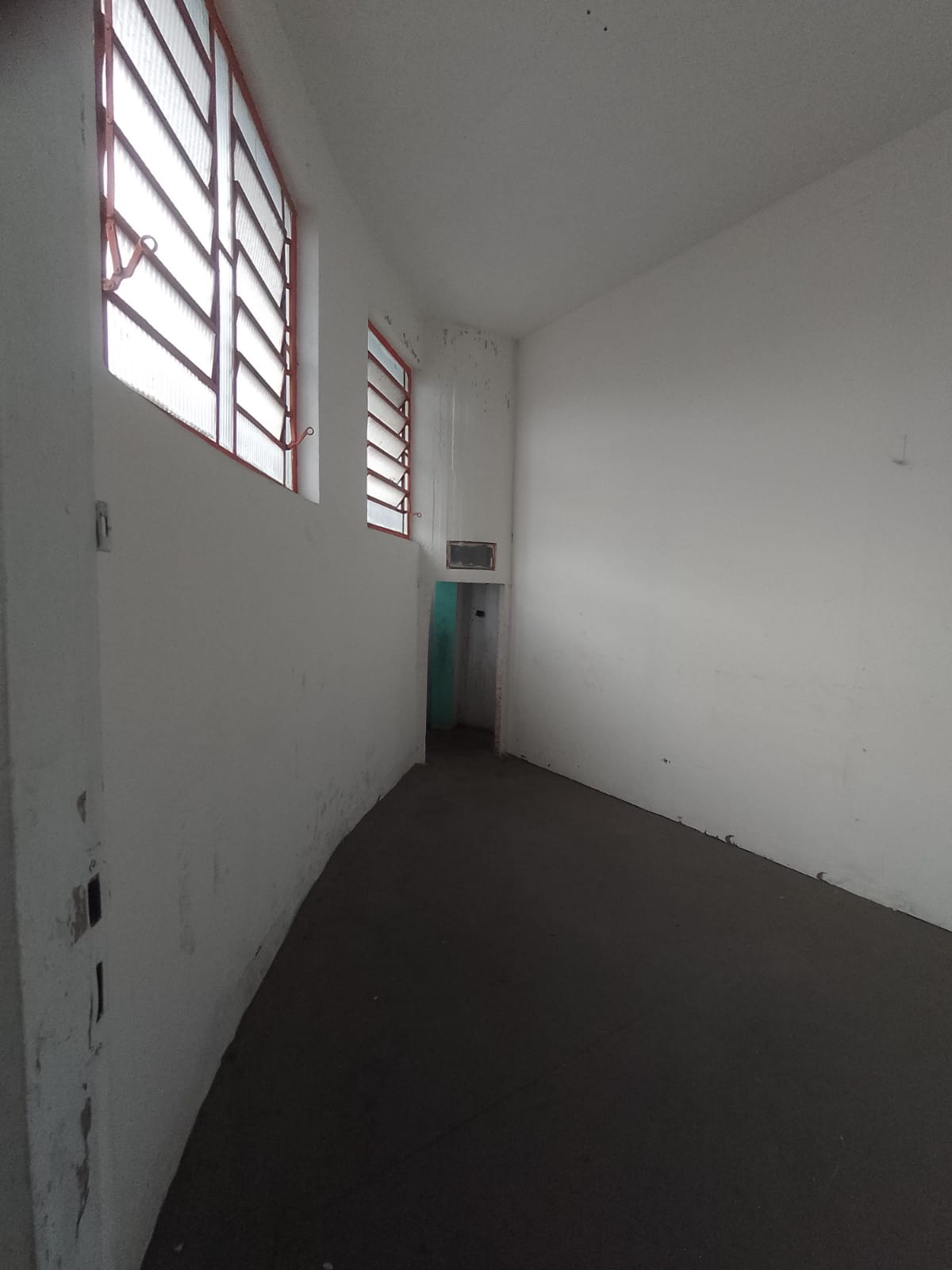 Galpão comercial(400m²)04 banheiros, 07 vagas 