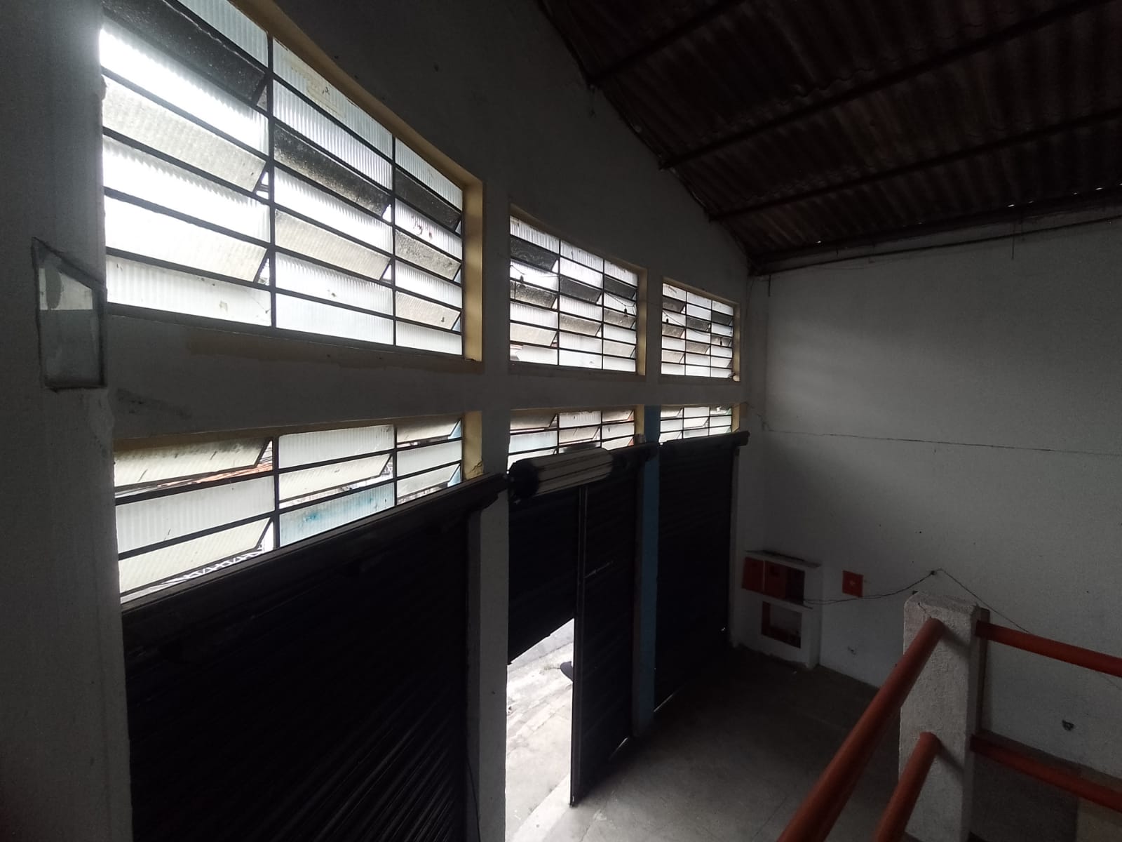 Galpão comercial(400m²)04 banheiros, 07 vagas 