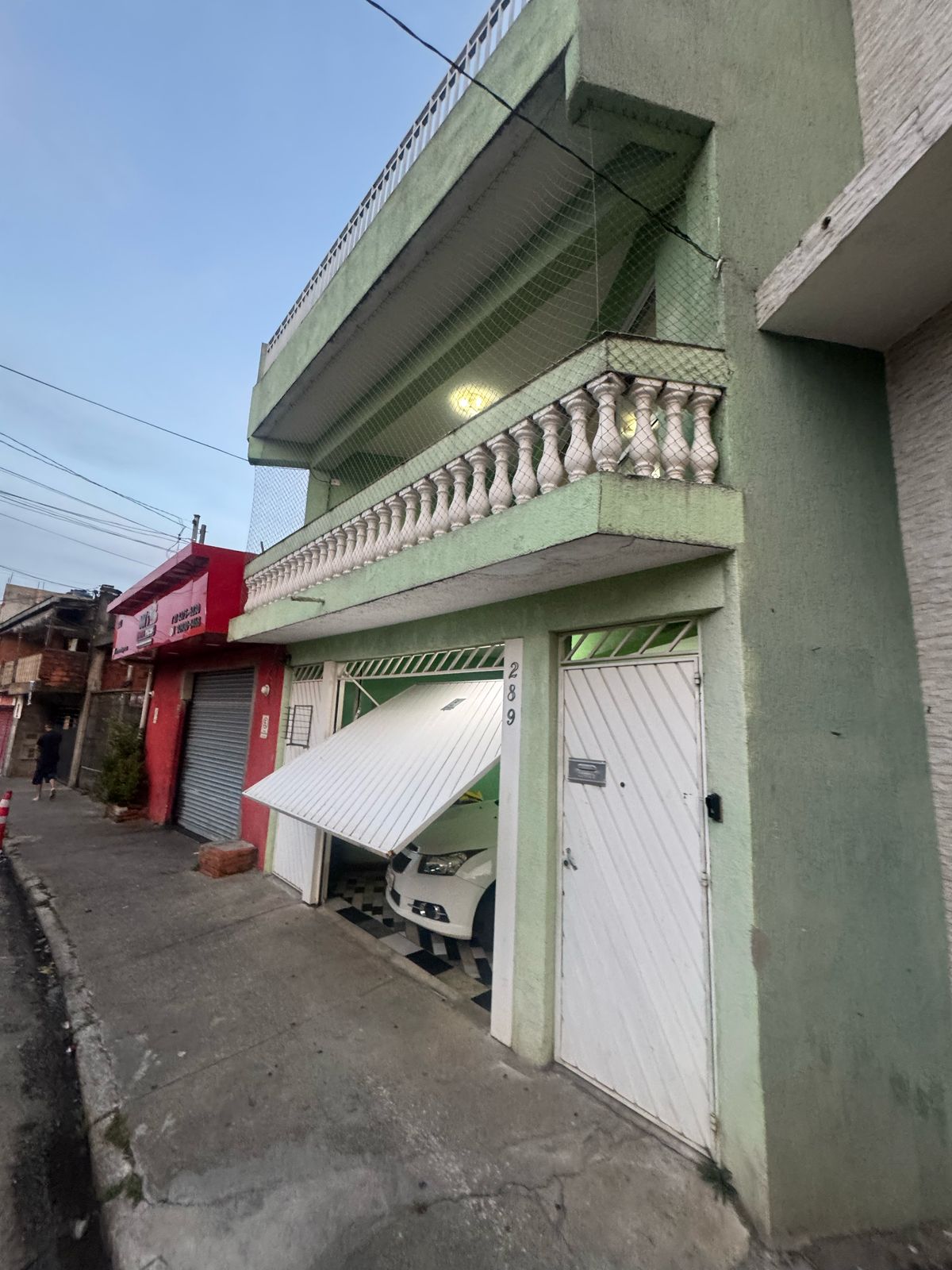 Casa com salão(151m²)03 Dormitórios,01 suite, 06 vagas