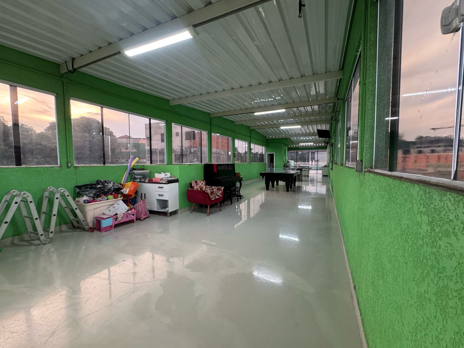 Casa com salão(151m²)03 Dormitórios,01 suite, 06 vagas