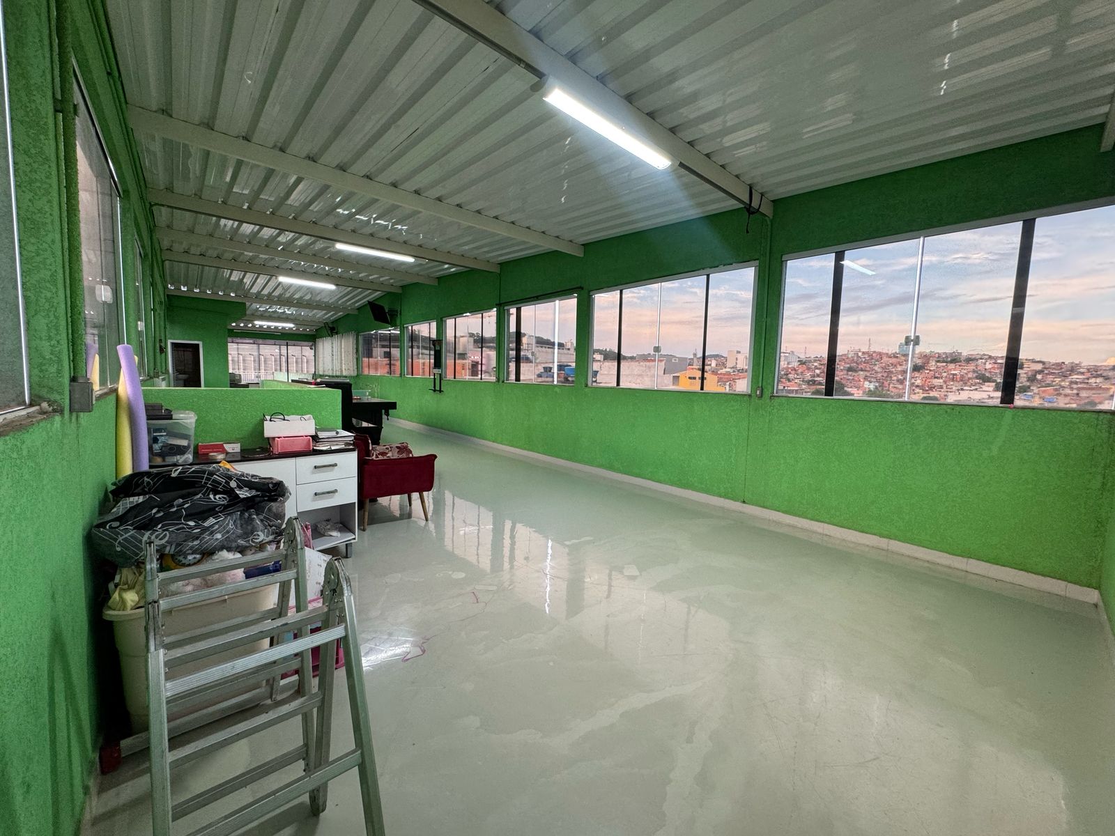 Casa com salão(151m²)03 Dormitórios,01 suite, 06 vagas