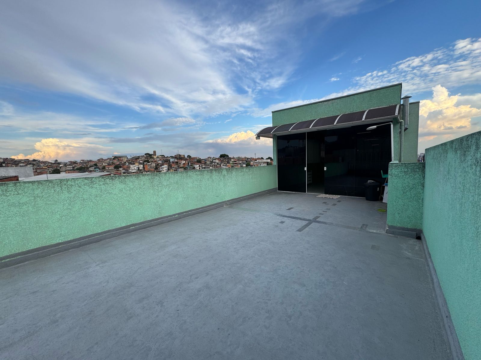 Casa com salão(151m²)03 Dormitórios,01 suite, 06 vagas