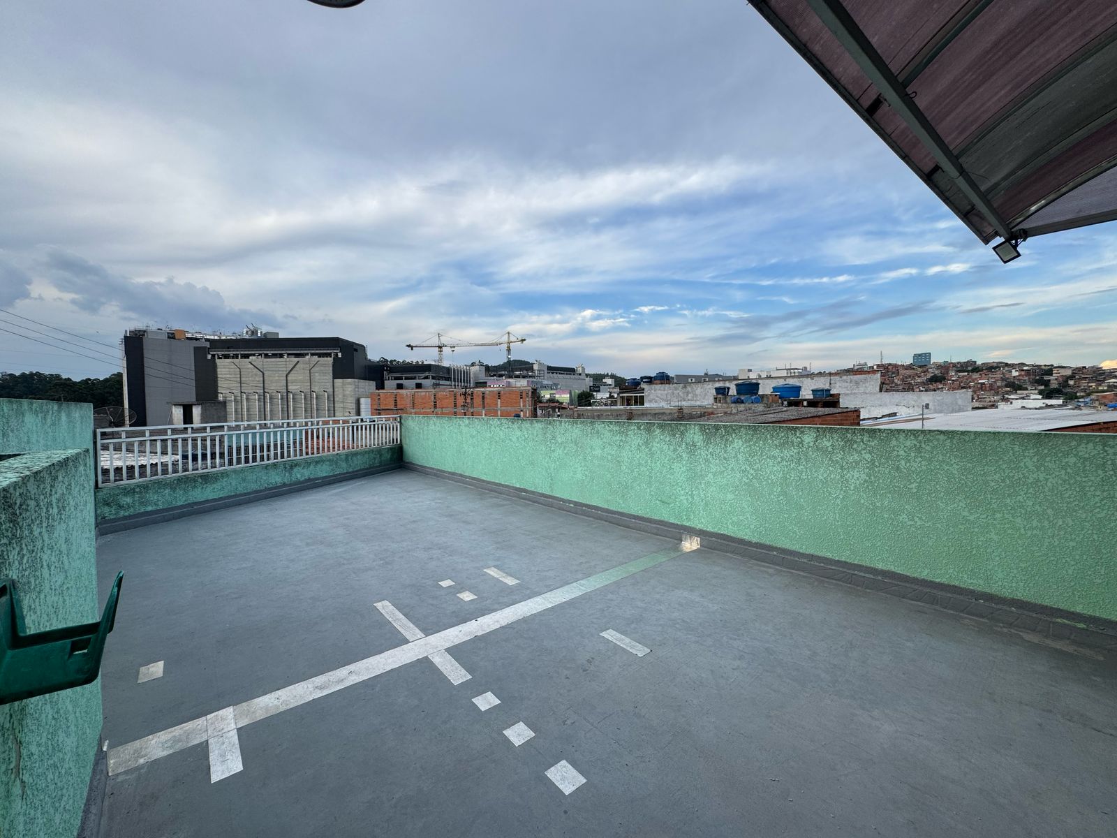 Casa com salão(151m²)03 Dormitórios,01 suite, 06 vagas