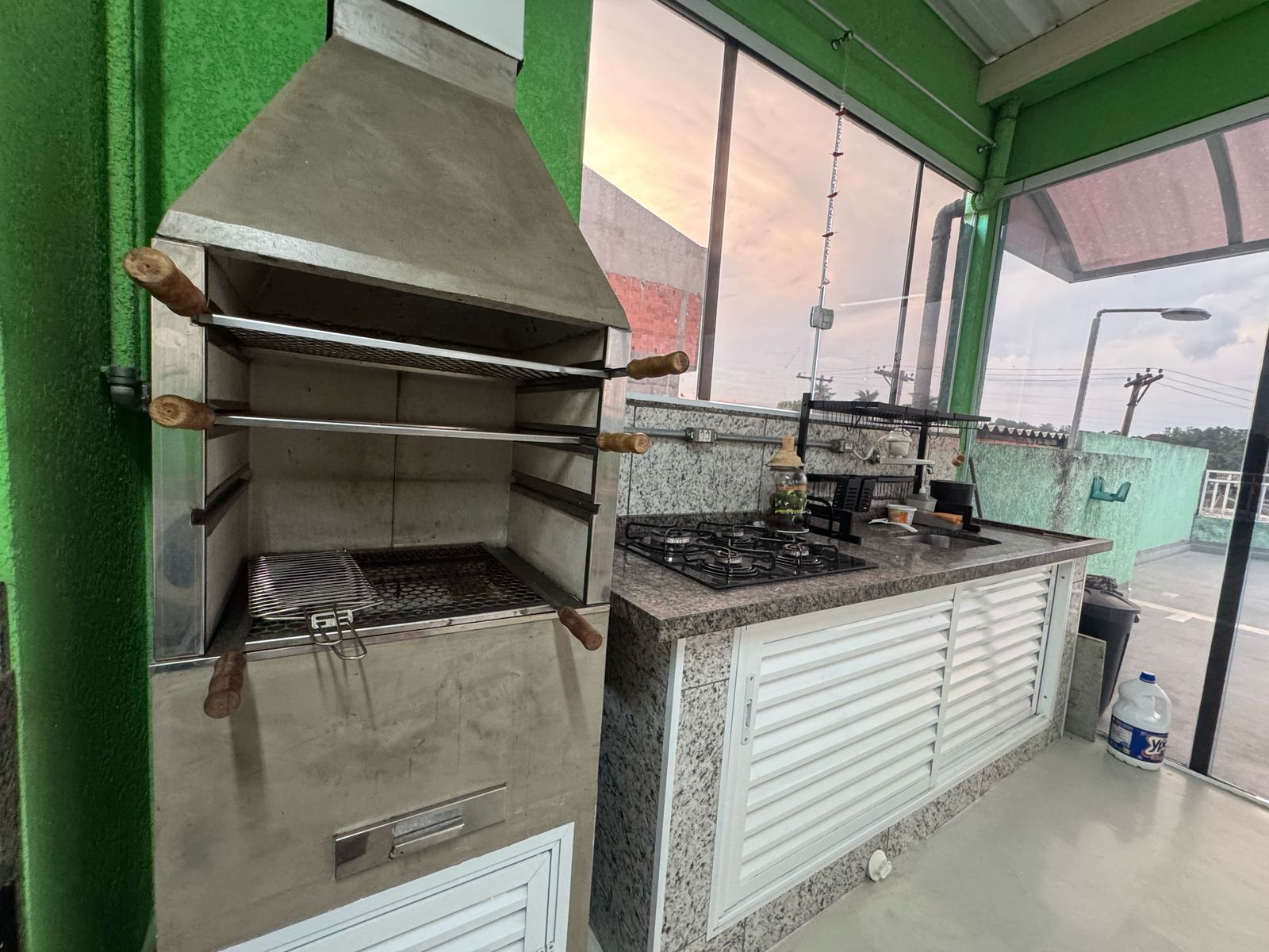 Casa com salão(151m²)03 Dormitórios,01 suite, 06 vagas