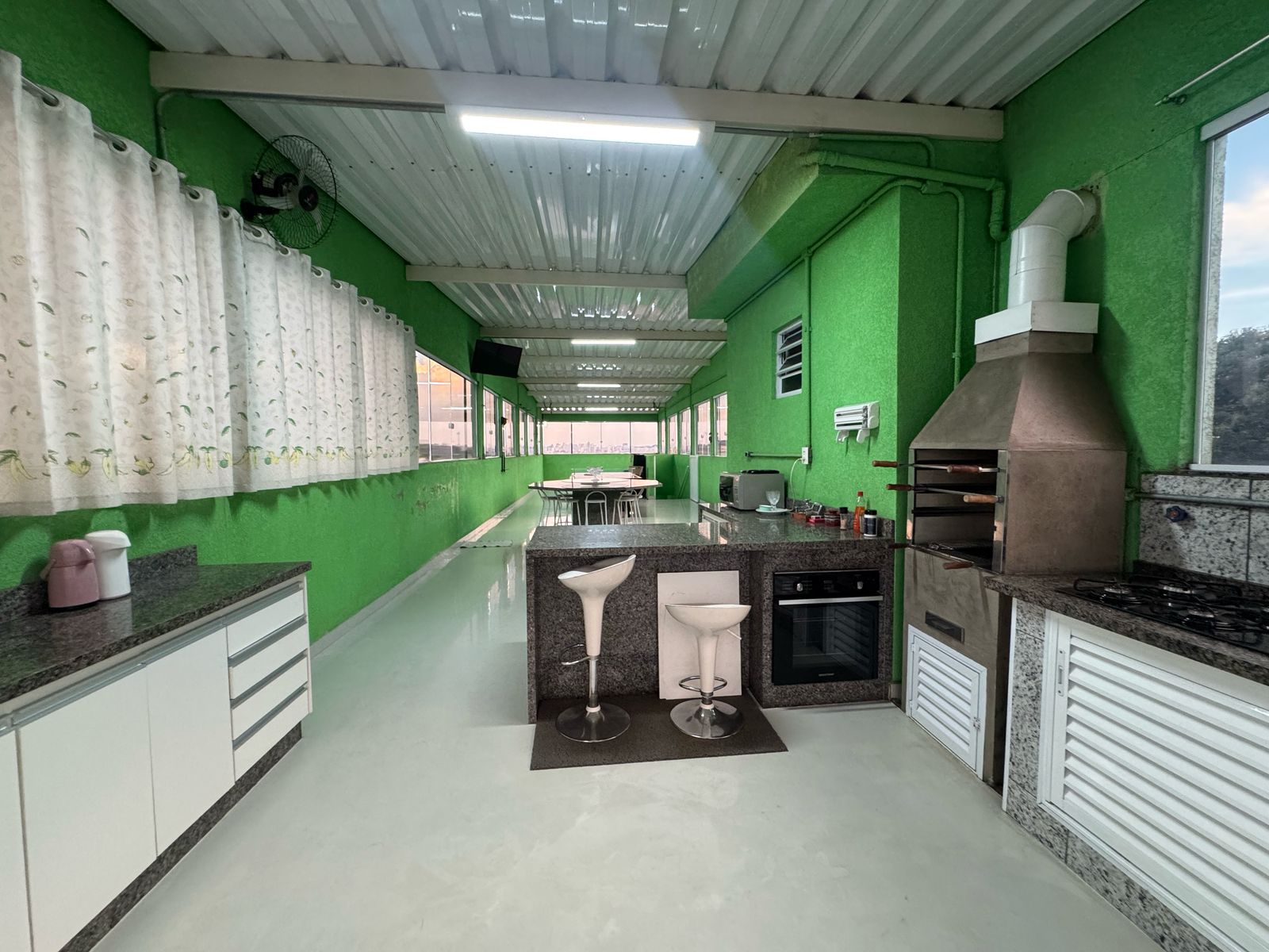 Casa com salão(151m²)03 Dormitórios,01 suite, 06 vagas