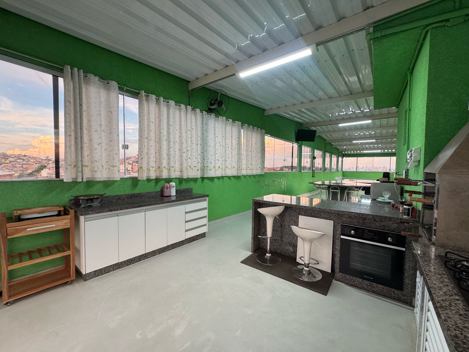 Casa com salão(151m²)03 Dormitórios,01 suite, 06 vagas