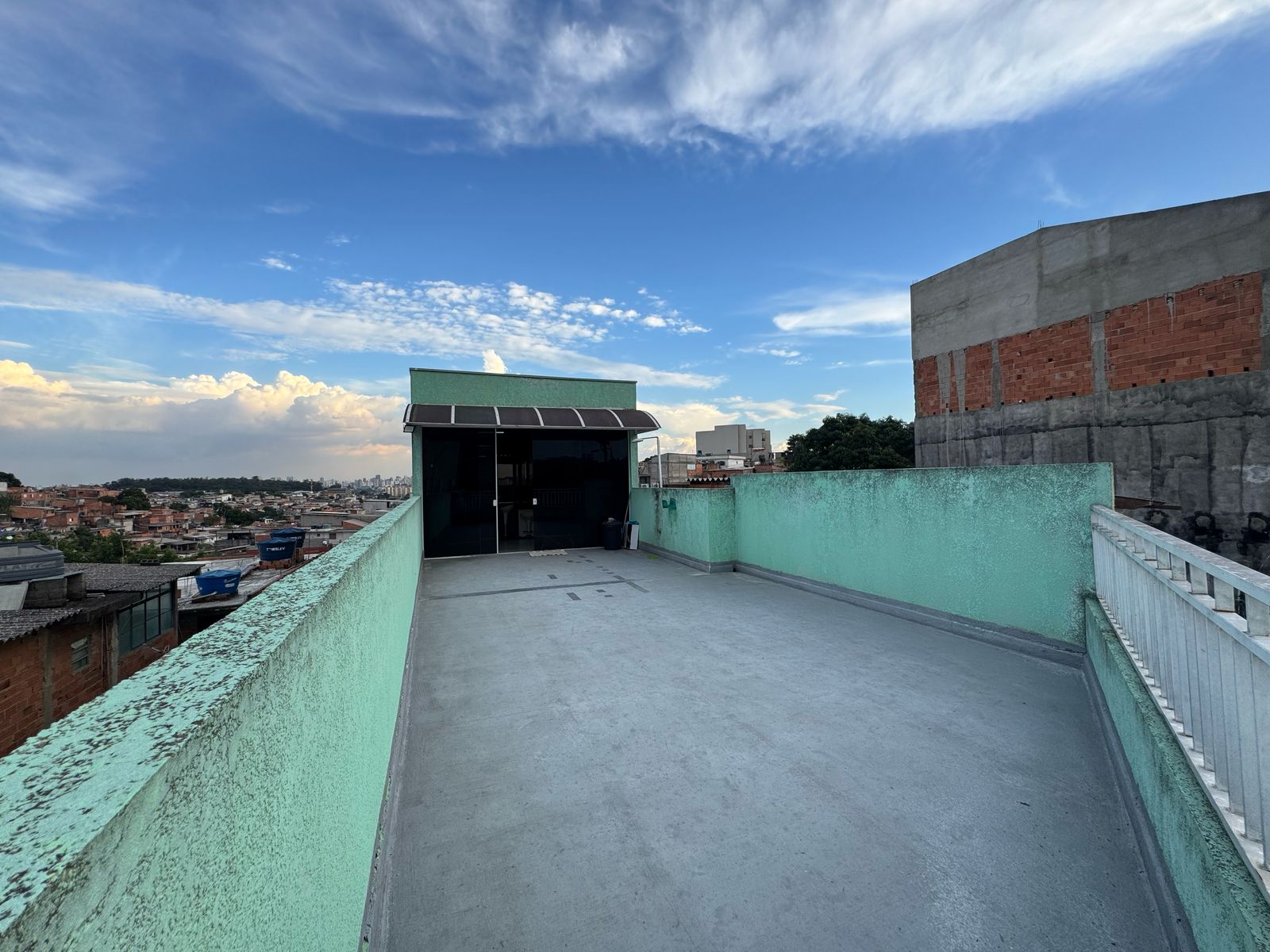 Casa com salão(151m²)03 Dormitórios,01 suite, 06 vagas