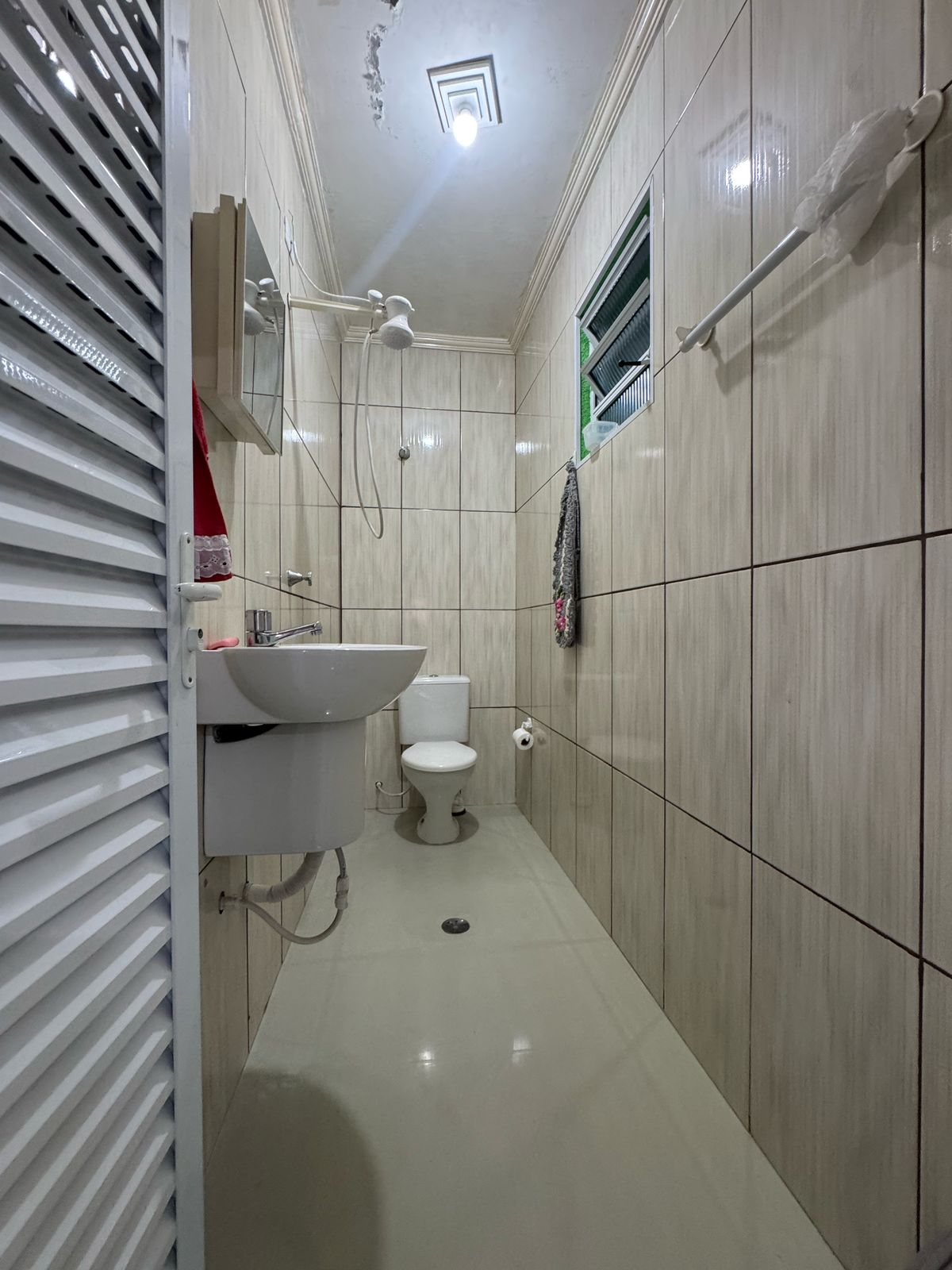 Casa com salão(151m²)03 Dormitórios,01 suite, 06 vagas