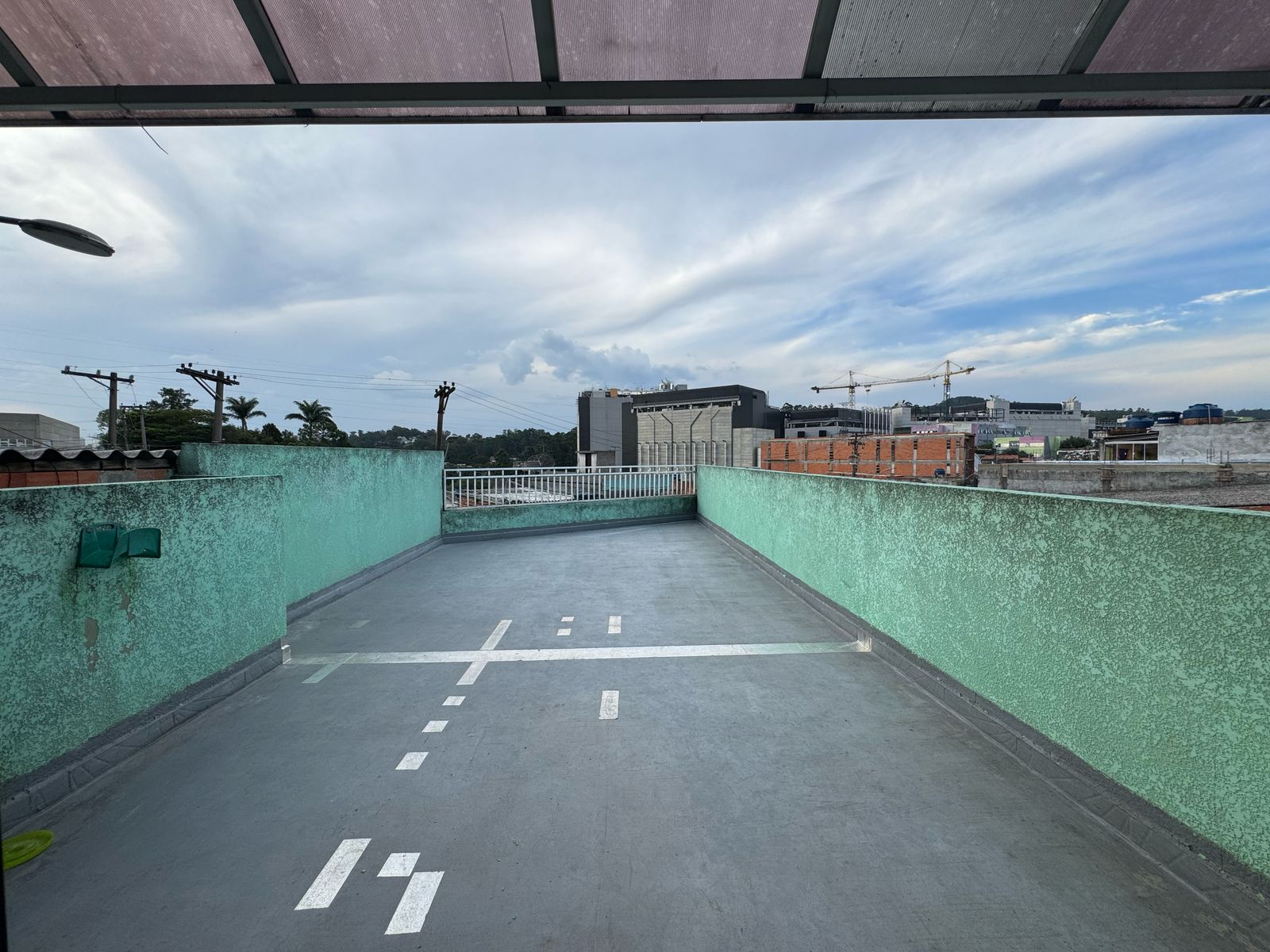 Casa com salão(151m²)03 Dormitórios,01 suite, 06 vagas