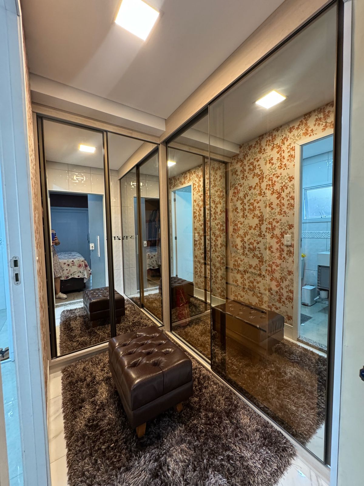 Casa com salão(151m²)03 Dormitórios,01 suite, 06 vagas