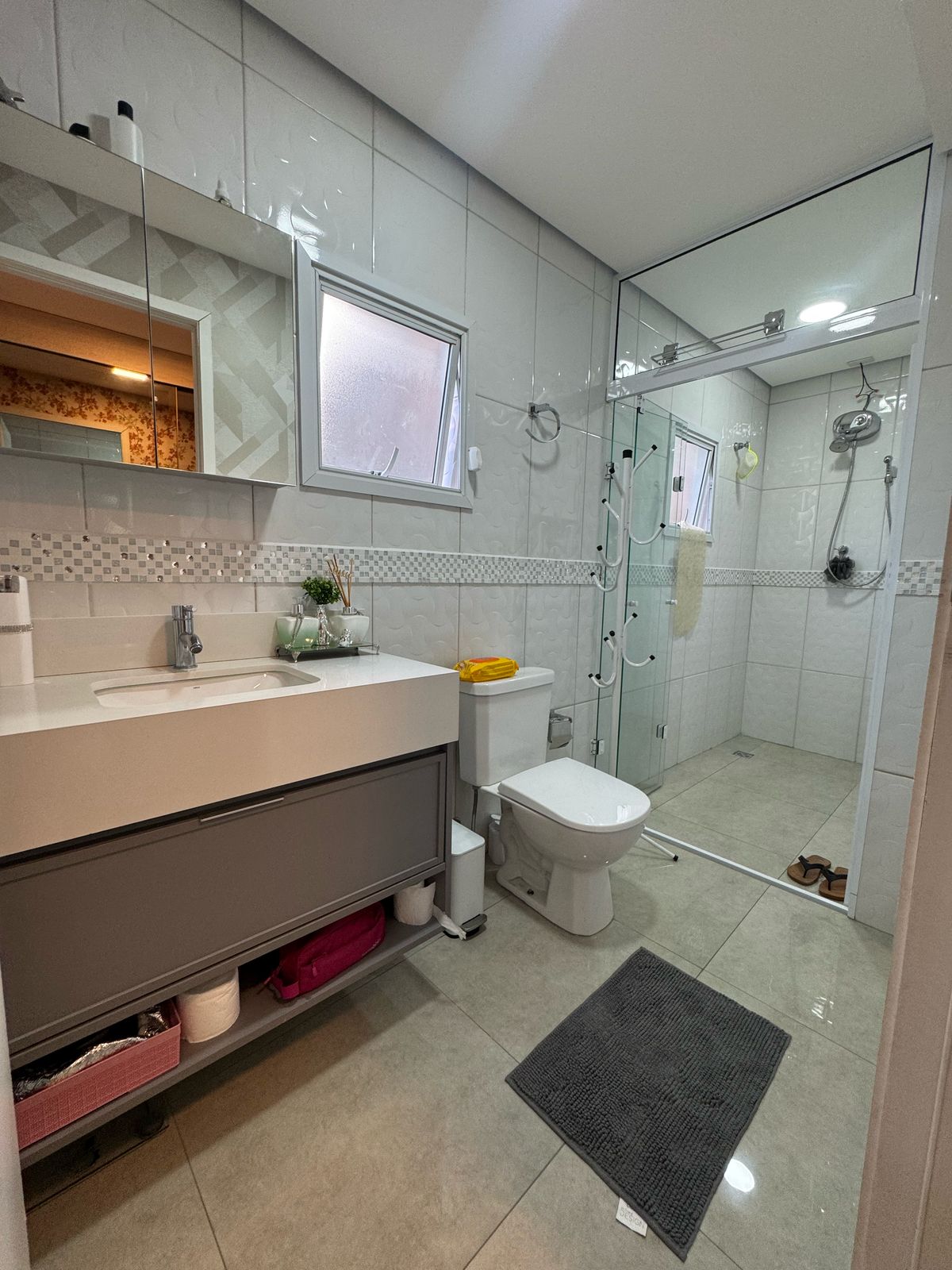 Casa com salão(151m²)03 Dormitórios,01 suite, 06 vagas