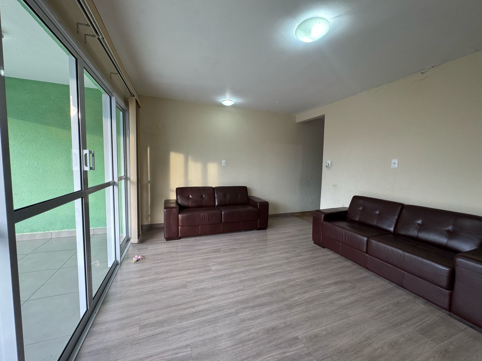 Casa com salão(151m²)03 Dormitórios,01 suite, 06 vagas