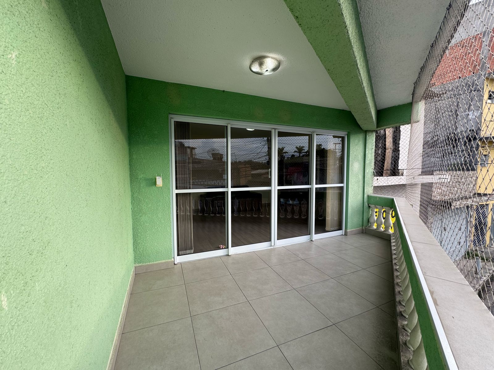 Casa com salão(151m²)03 Dormitórios,01 suite, 06 vagas