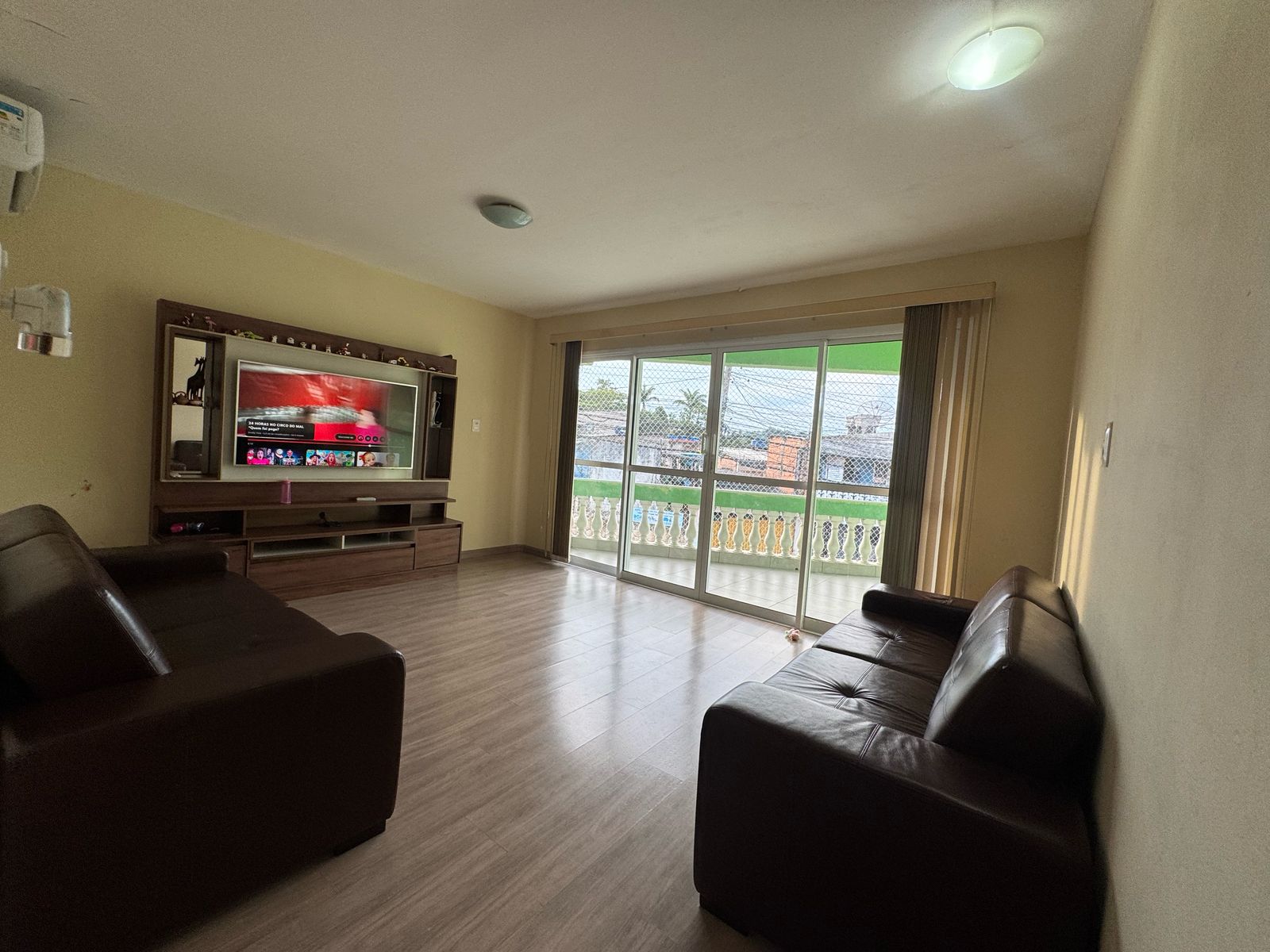 Casa com salão(151m²)03 Dormitórios,01 suite, 06 vagas