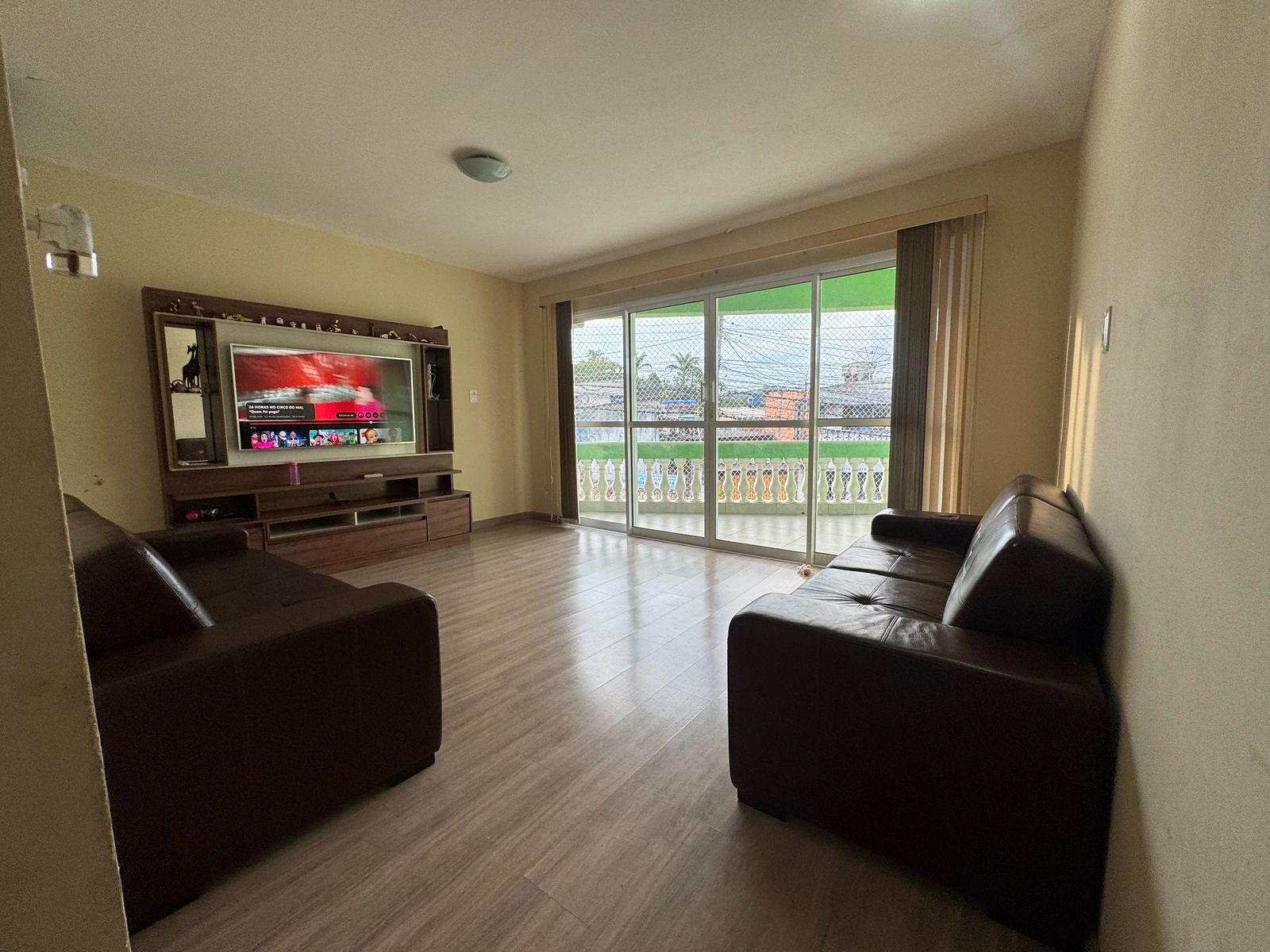 Casa com salão(151m²)03 Dormitórios,01 suite, 06 vagas