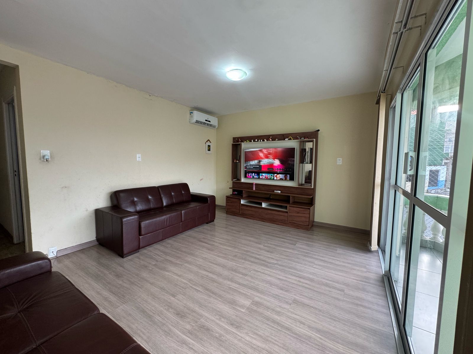 Casa com salão(151m²)03 Dormitórios,01 suite, 06 vagas