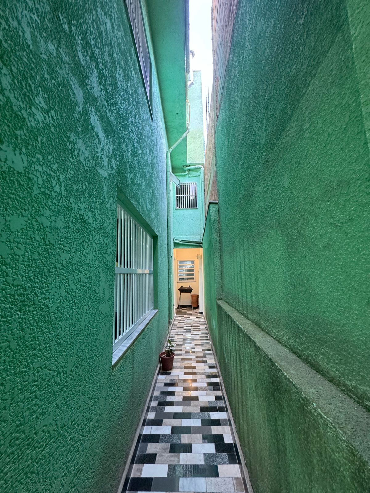 Casa com salão(151m²)03 Dormitórios,01 suite, 06 vagas