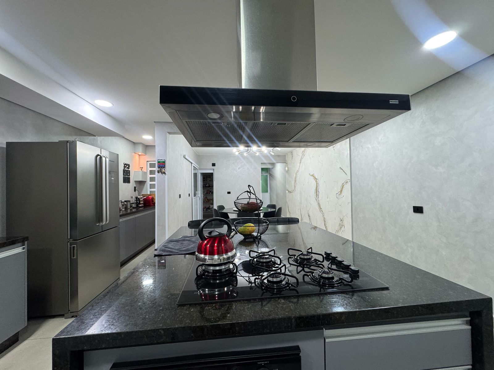 Casa com salão(151m²)03 Dormitórios,01 suite, 06 vagas