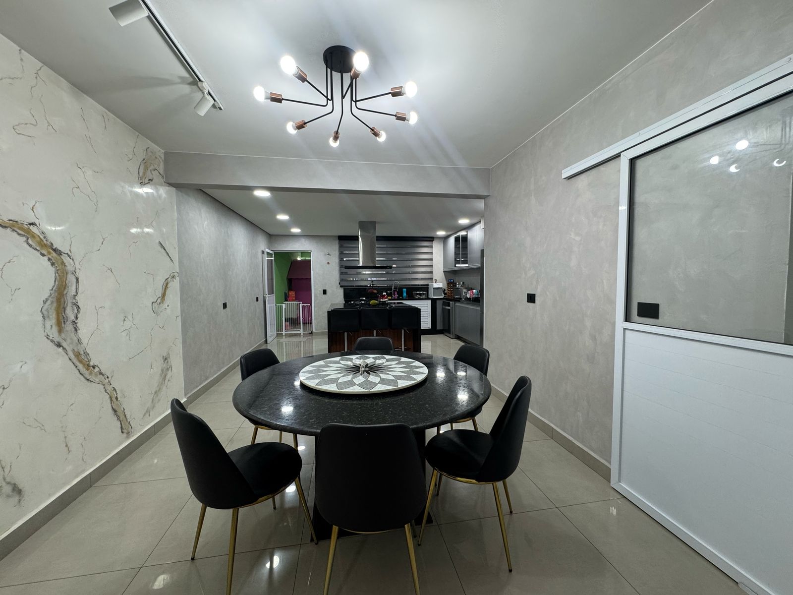 Casa com salão(151m²)03 Dormitórios,01 suite, 06 vagas