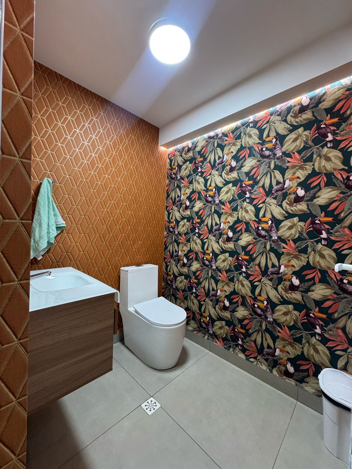 Casa com salão(151m²)03 Dormitórios,01 suite, 06 vagas