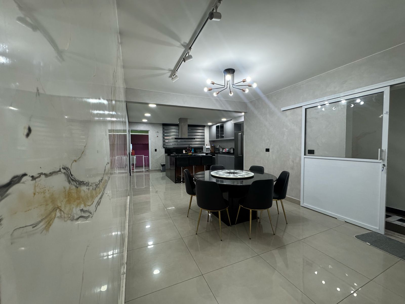 Casa com salão(151m²)03 Dormitórios,01 suite, 06 vagas