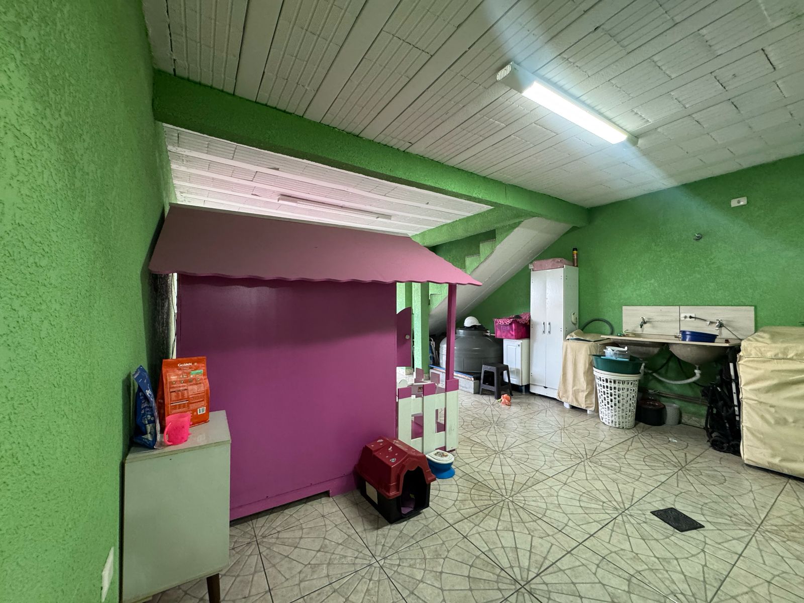 Casa com salão(151m²)03 Dormitórios,01 suite, 06 vagas