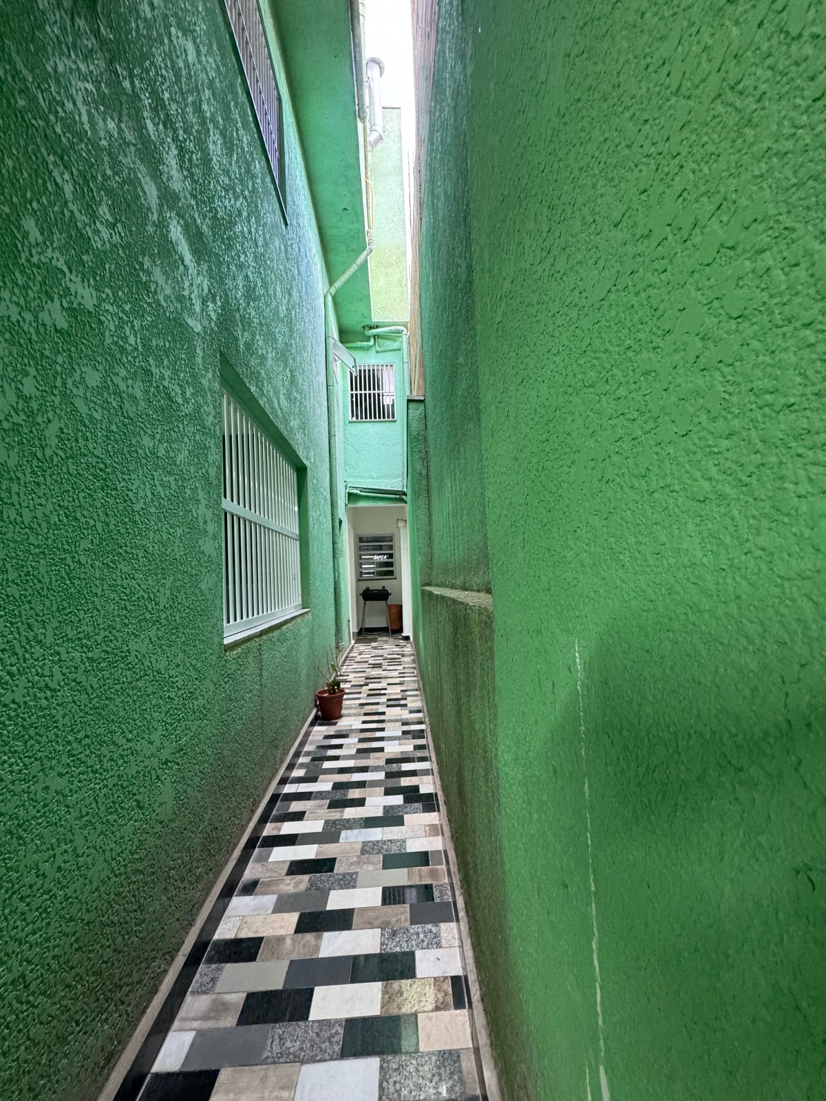 Casa com salão(151m²)03 Dormitórios,01 suite, 06 vagas