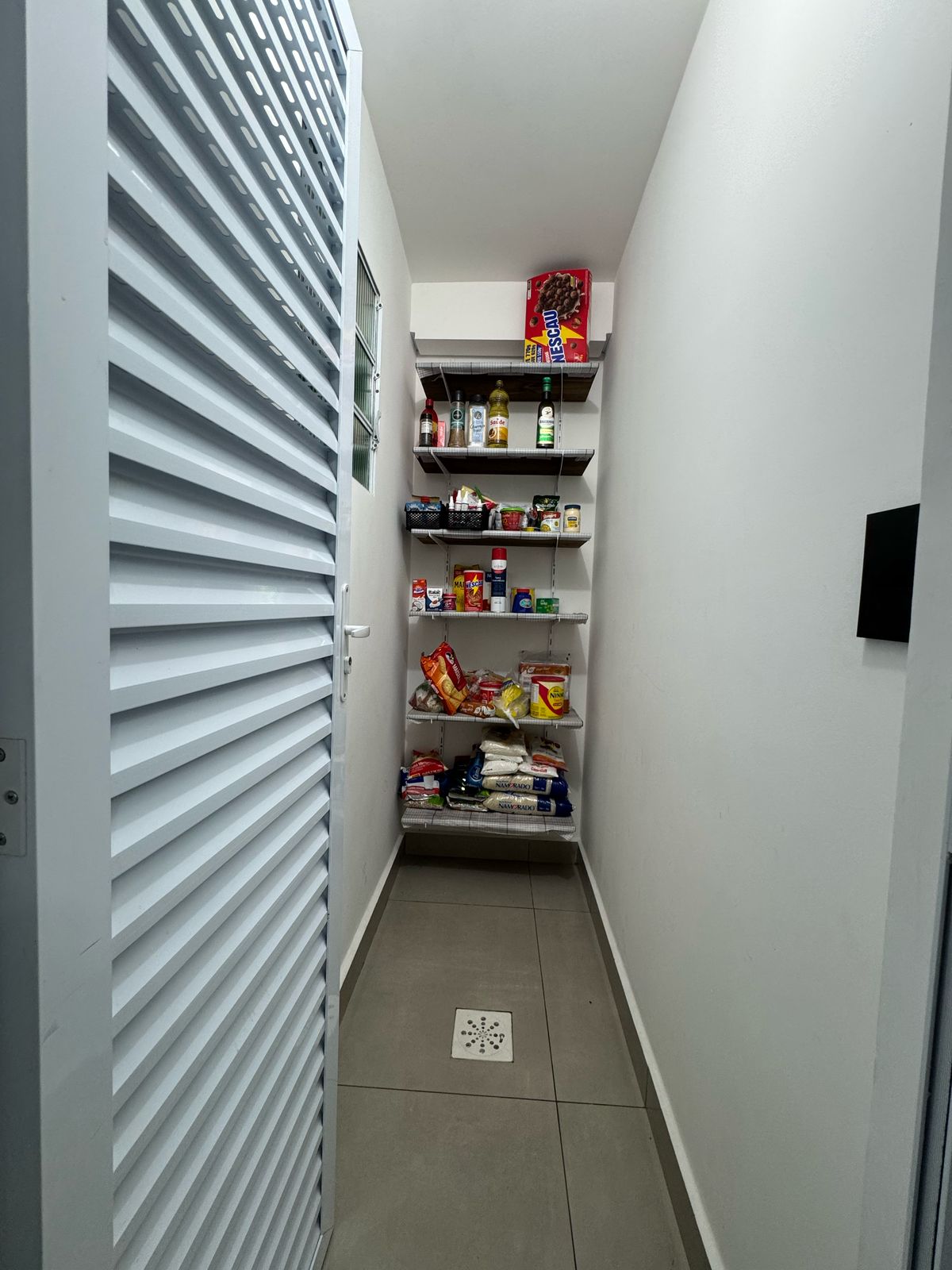 Casa com salão(151m²)03 Dormitórios,01 suite, 06 vagas