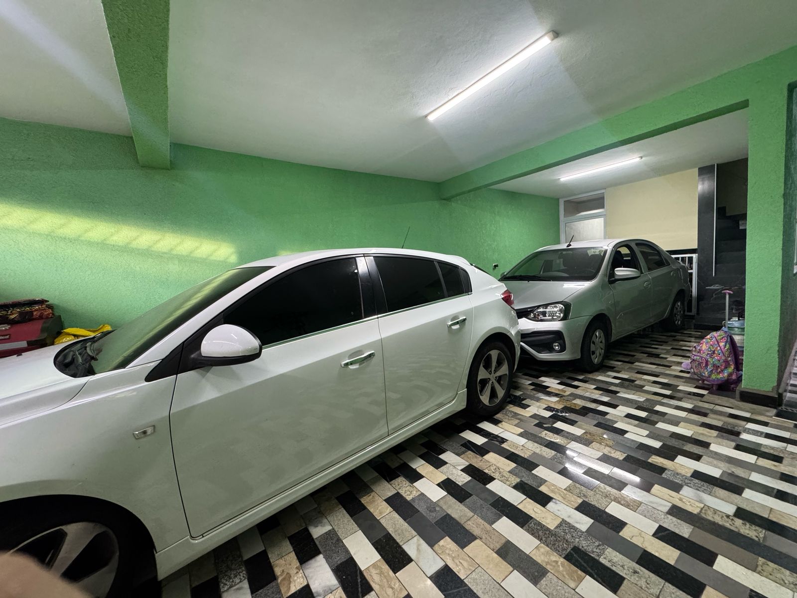 Casa com salão(151m²)03 Dormitórios,01 suite, 06 vagas