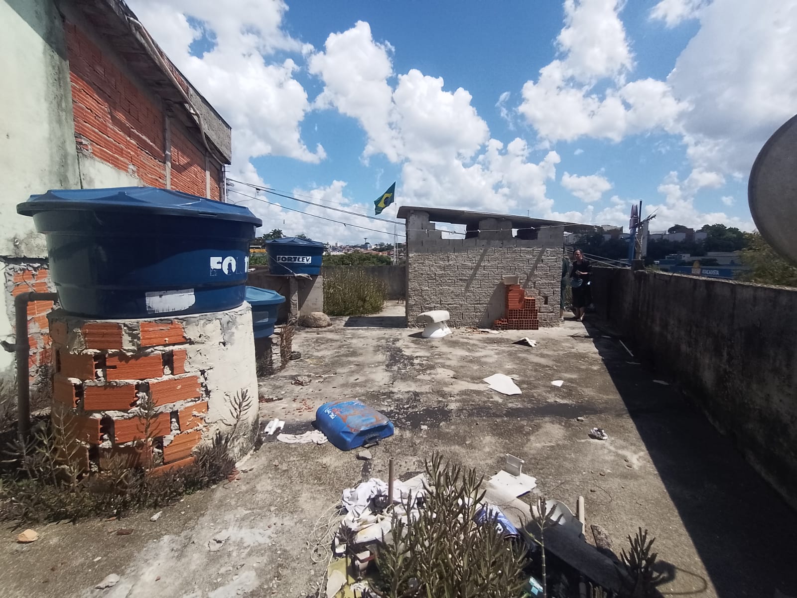 Imóvel renda(300m²) 08 casas + salão comercial, 03 vagas